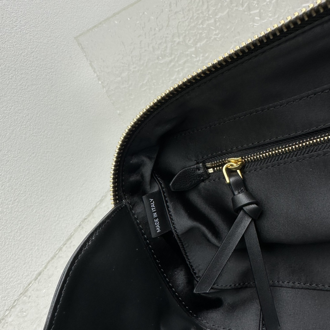 MiuMiu SS23 Softy Padded Bag-27*12*9CM