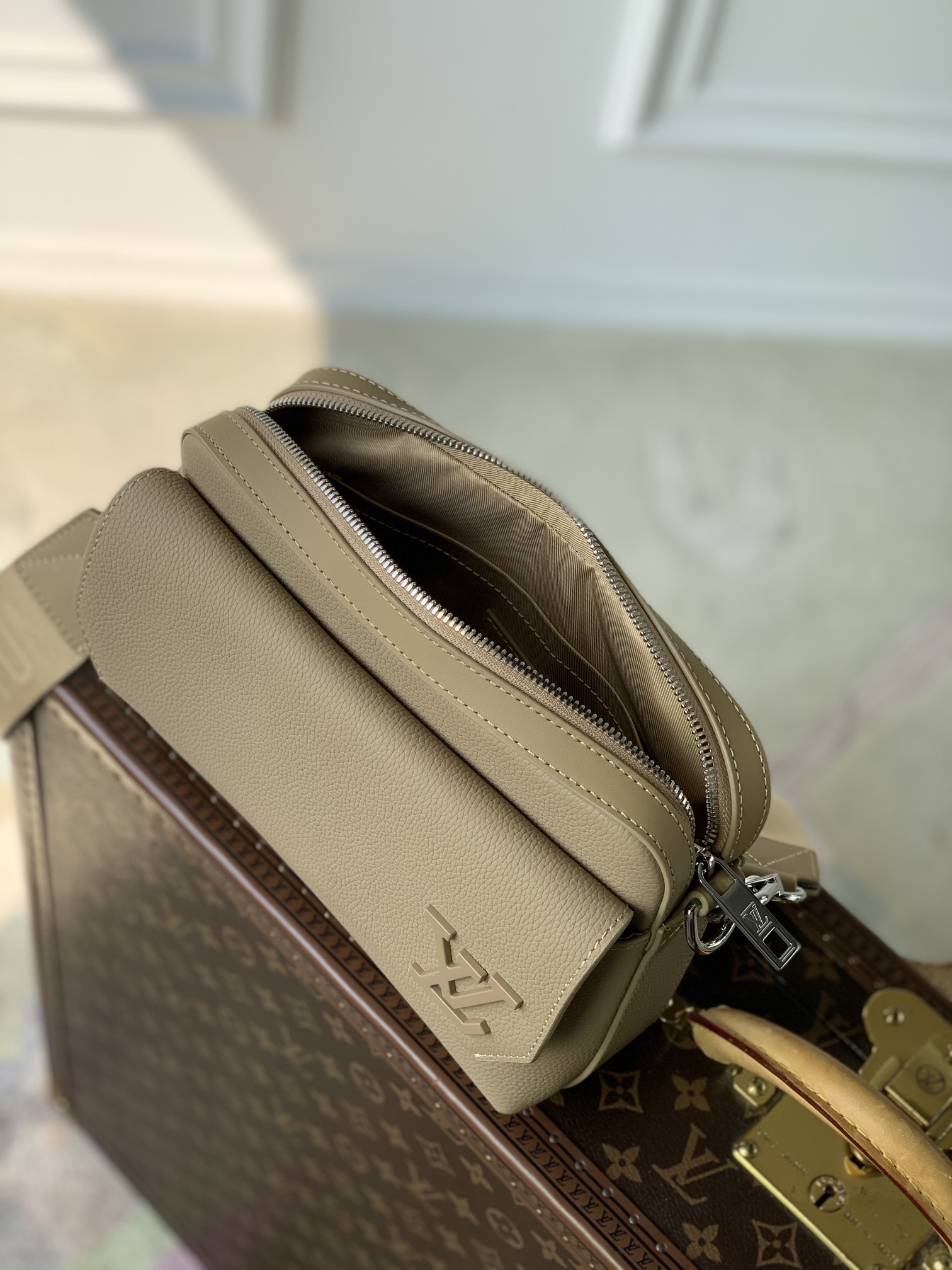 Louis Vuitton Fastline Messenger Bag-23.5 x 18 x 7CM