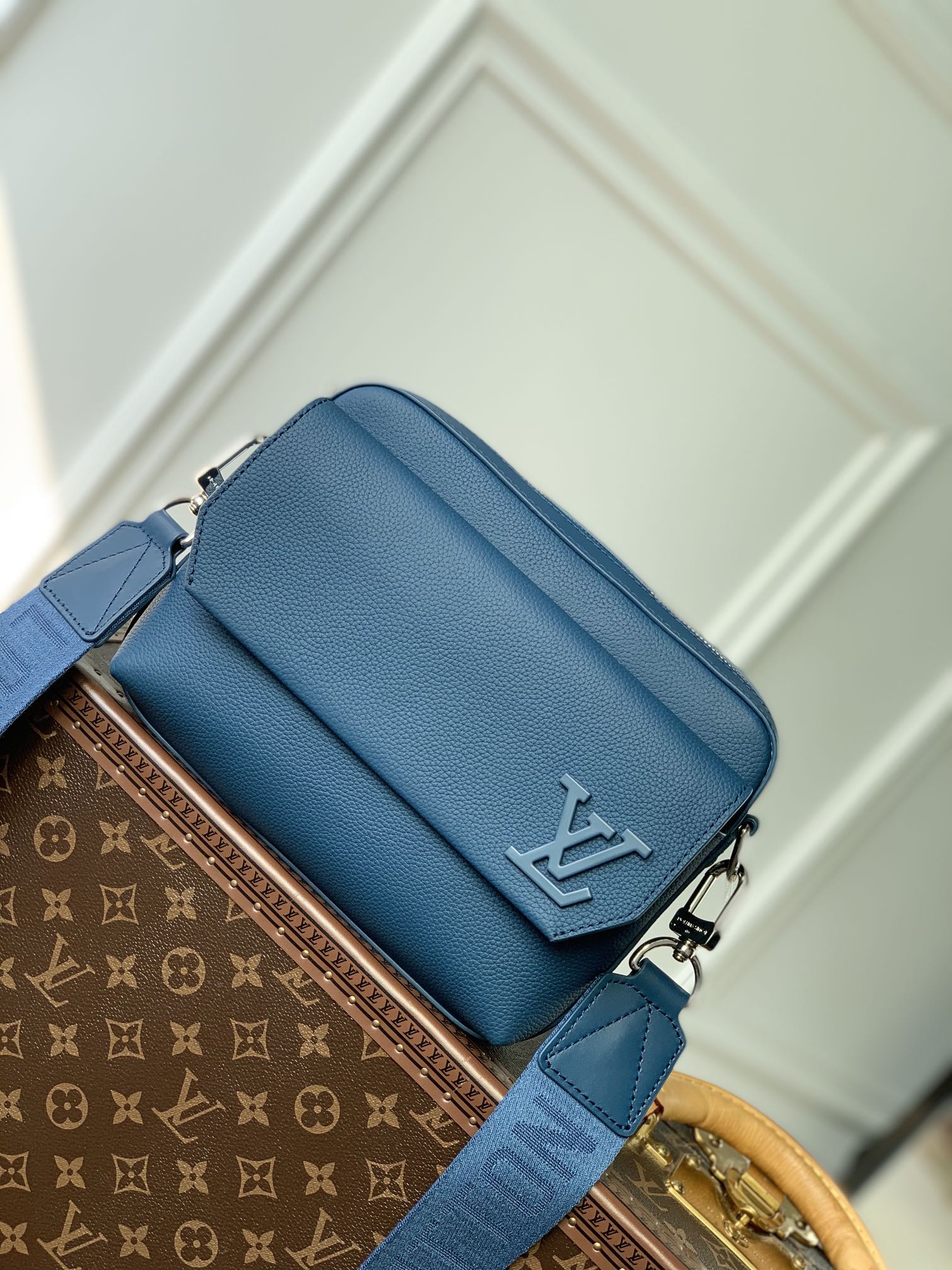 Louis Vuitton Fastline Messenger Bag-23.5 x 18 x 7CM
