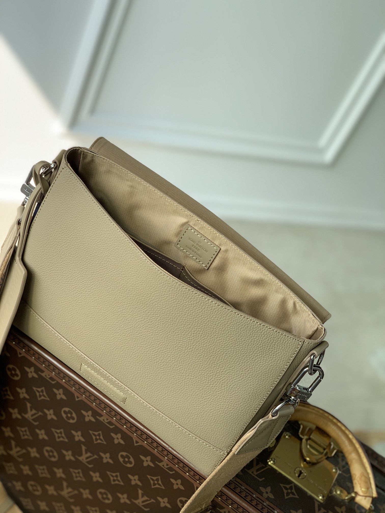 Louis Vuitton Aerogram Messenger Bag-28 x 24 x 10CM