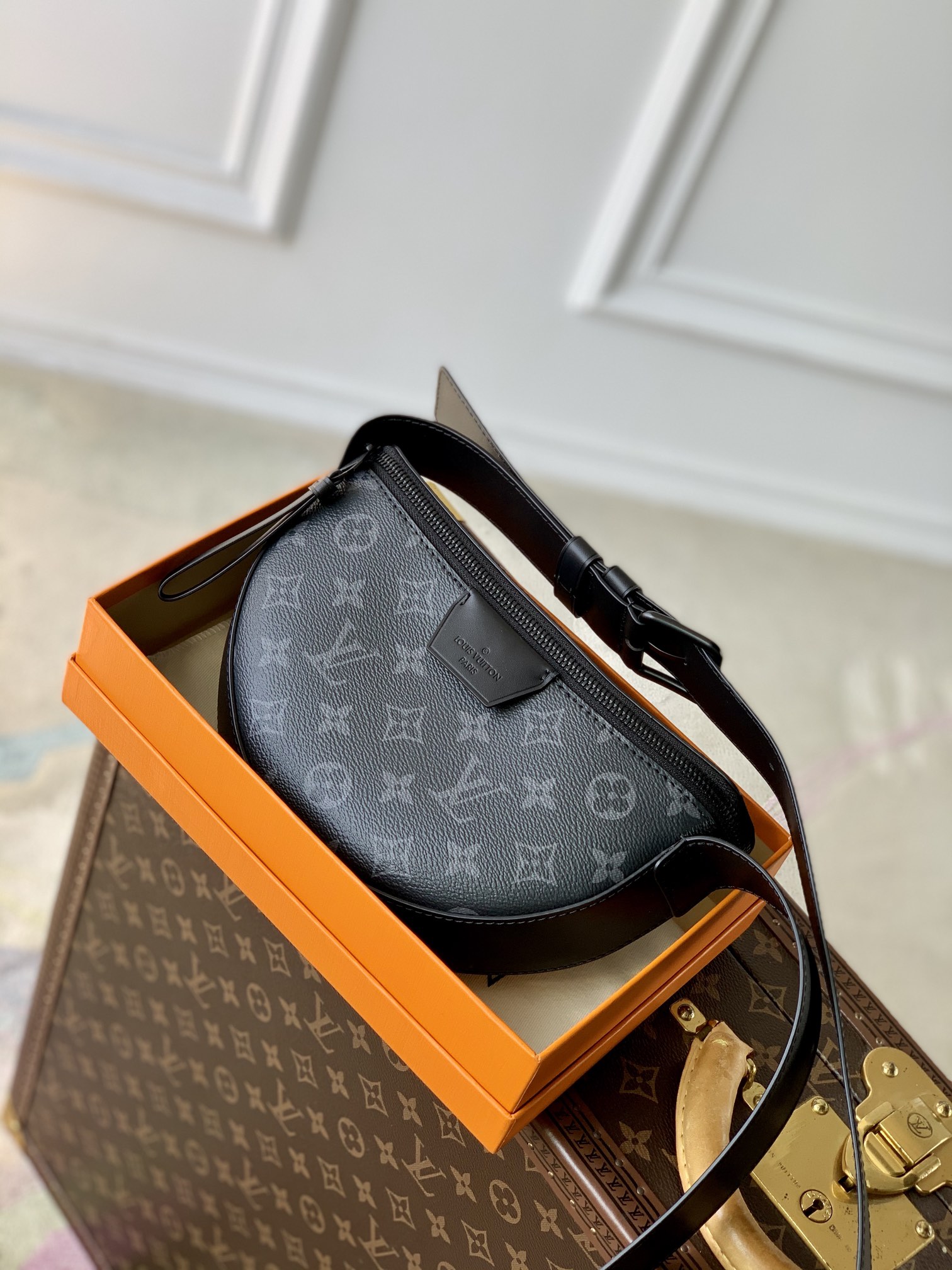 Louis Vuitton Moon Crossbody Bag-24.5 x 16 x 4.55CM
