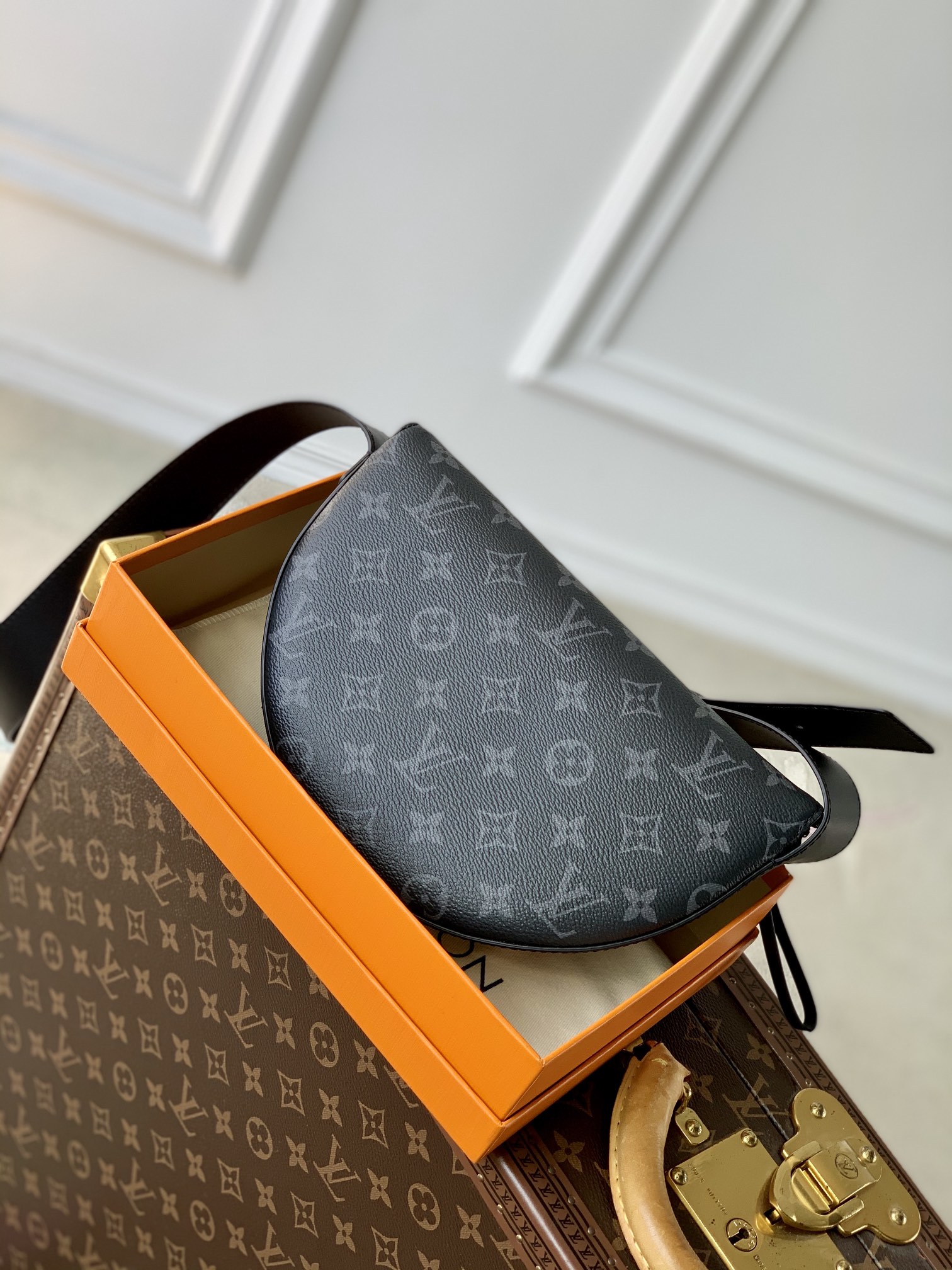 Louis Vuitton Moon Crossbody Bag-24.5 x 16 x 4.55CM Louis Vuitton Moon Crossbody Bag-24.5 x 16 x 4.55CM