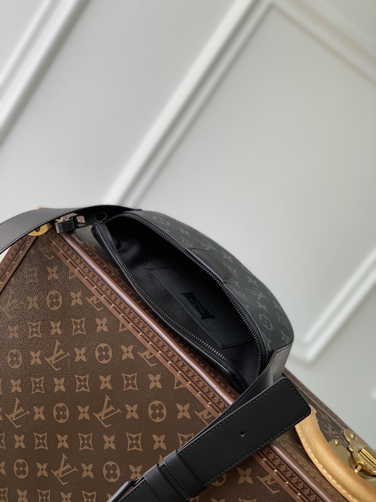 Louis Vuitton Moon Crossbody Bag-24.5 x 16 x 4.55CM Louis Vuitton Moon Crossbody Bag-24.5 x 16 x 4.55CM