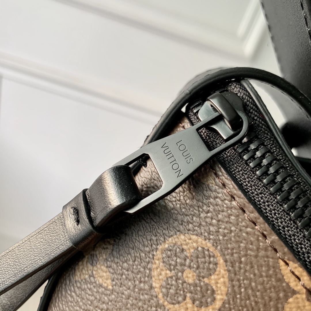Louis Vuitton Moon Crossbody Bag-24.5 x 16 x 4.55CM Louis Vuitton Moon Crossbody Bag-24.5 x 16 x 4.55CM