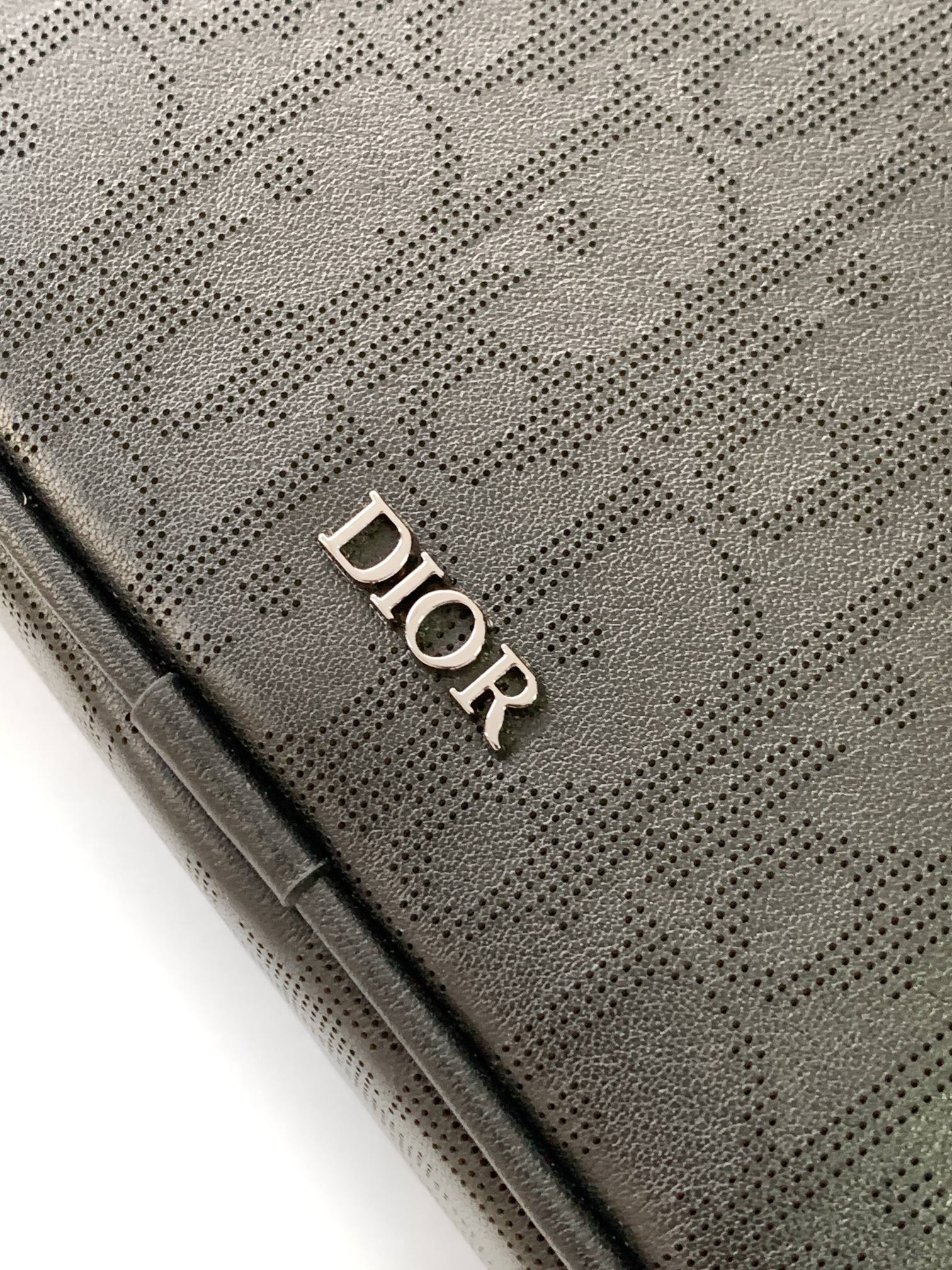 Diro Pouch-24 x 15.5 x 5.5CM Diro Pouch-24 x 15.5 x 5.5CM