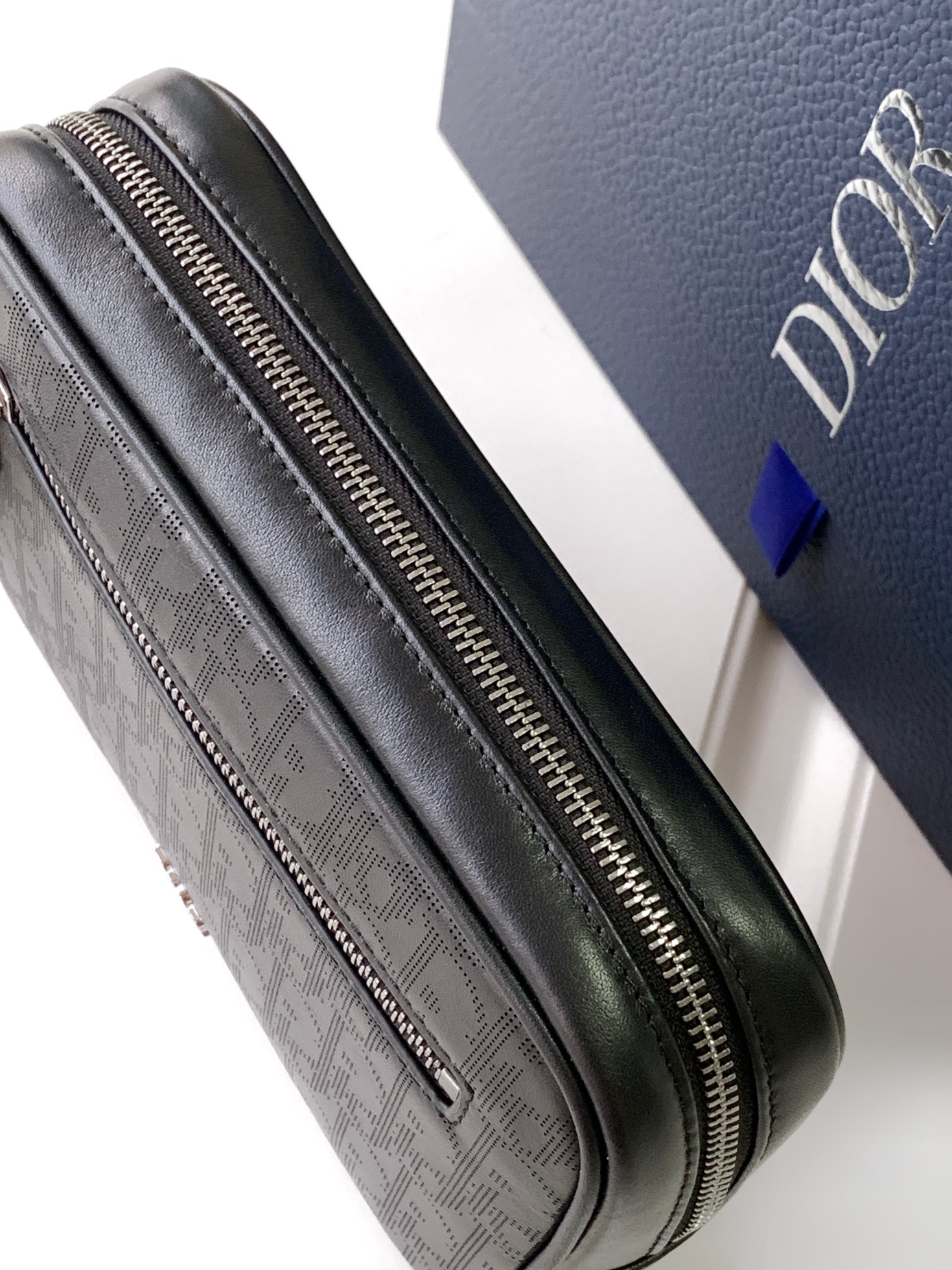 Diro Pouch-24 x 15.5 x 5.5CM Diro Pouch-24 x 15.5 x 5.5CM