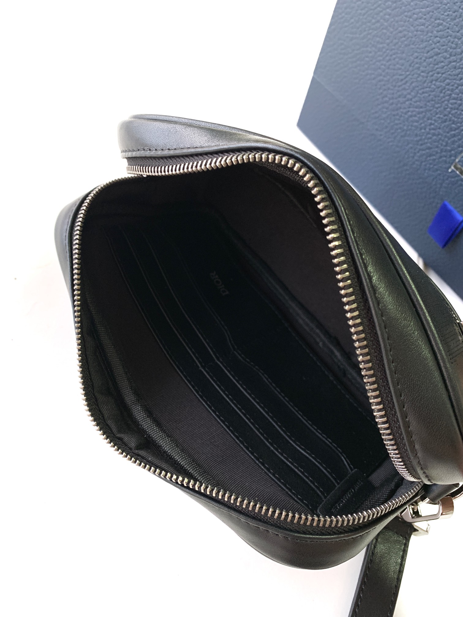 Diro Pouch-24 x 15.5 x 5.5CM Diro Pouch-24 x 15.5 x 5.5CM