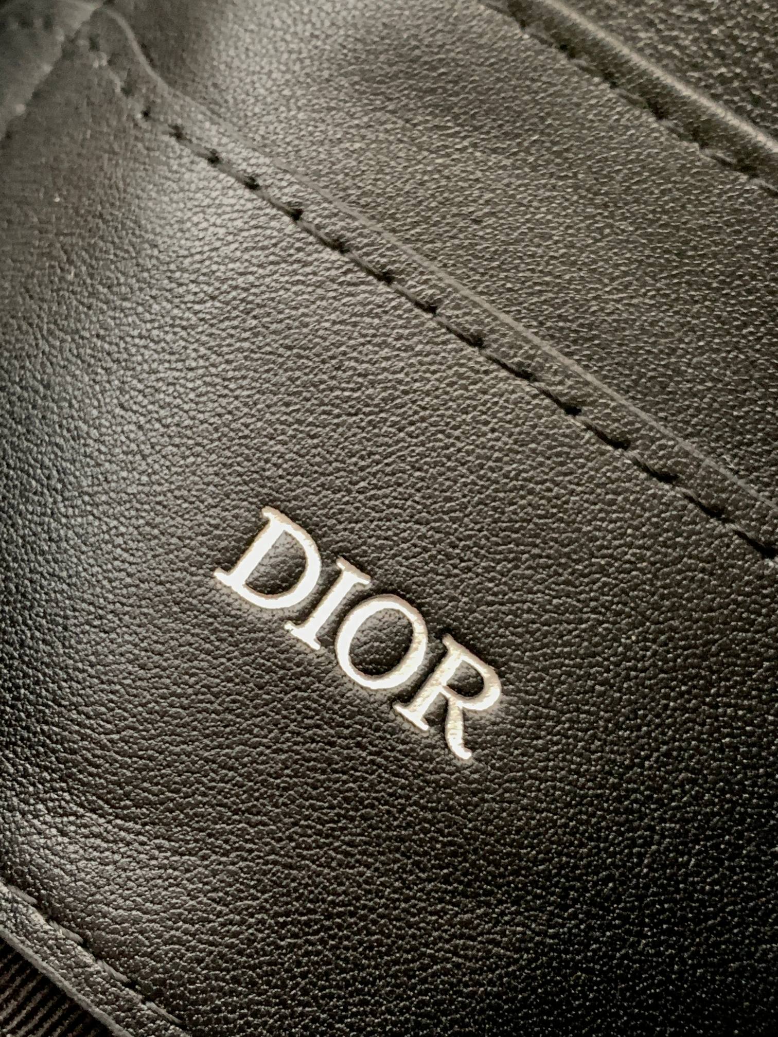 Diro Pouch-24 x 15.5 x 5.5CM Diro Pouch-24 x 15.5 x 5.5CM