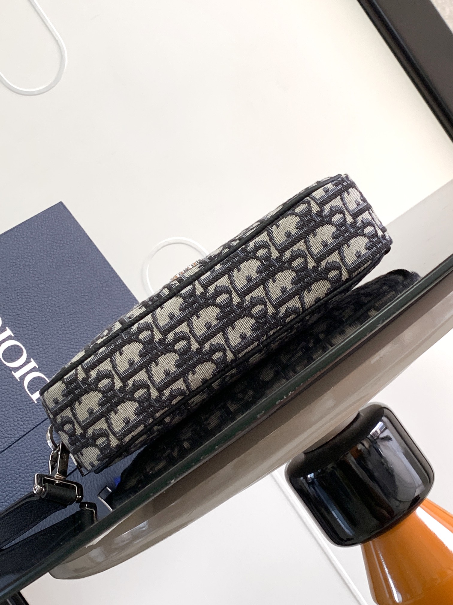 Diro Pouch-24 x 15.5 x 5.5CM Diro Pouch-24 x 15.5 x 5.5CM