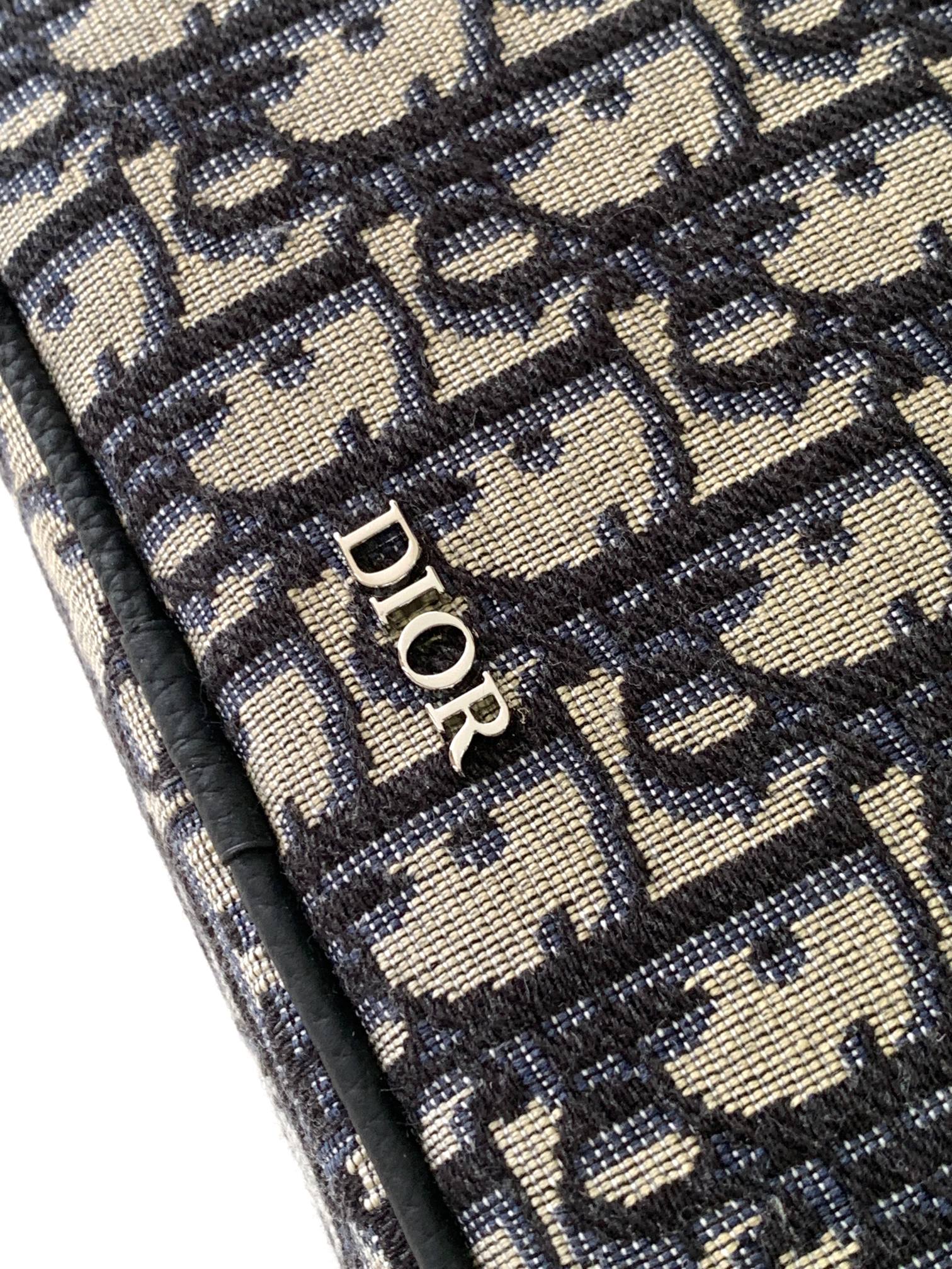 Diro Pouch-24 x 15.5 x 5.5CM Diro Pouch-24 x 15.5 x 5.5CM
