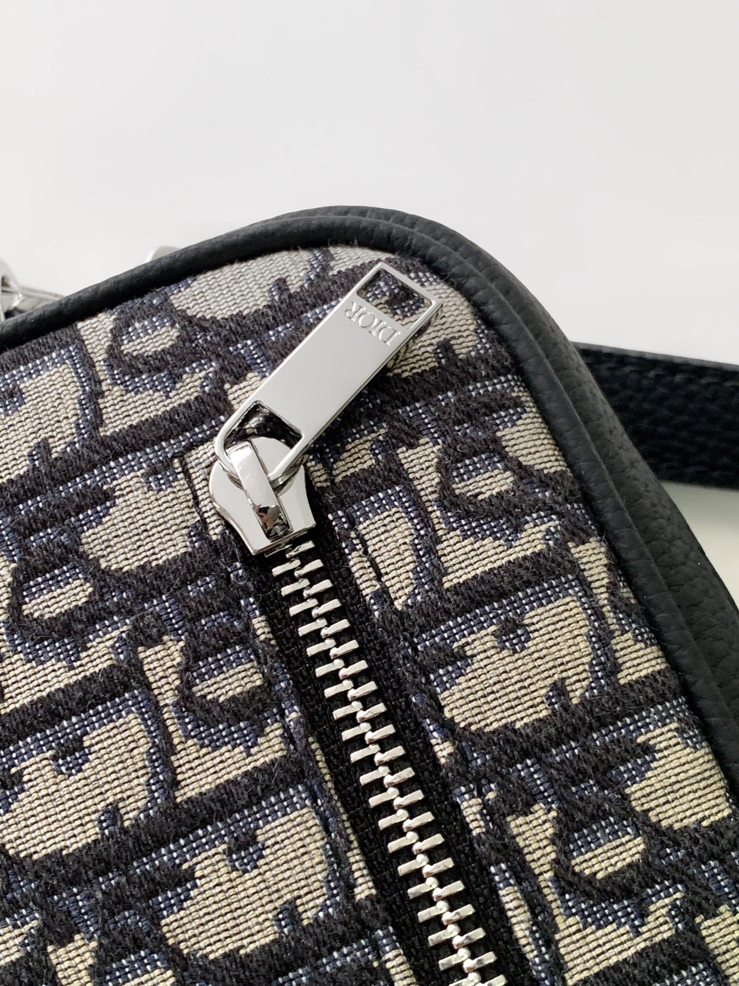 Diro Pouch-24 x 15.5 x 5.5CM Diro Pouch-24 x 15.5 x 5.5CM