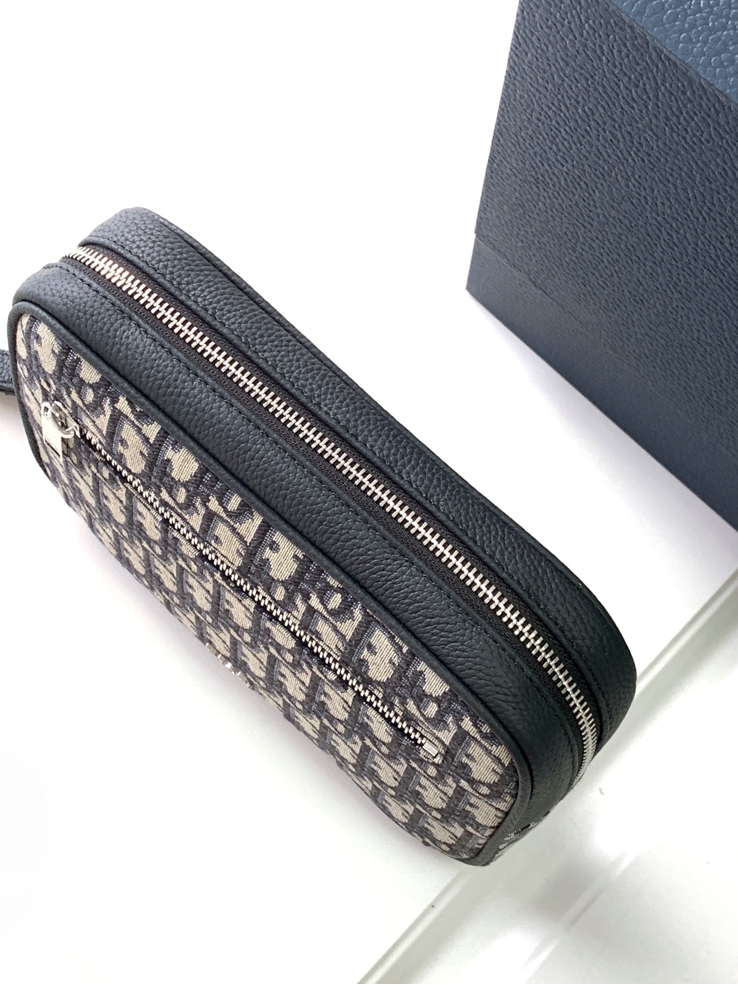 Diro Pouch-24 x 15.5 x 5.5CM Diro Pouch-24 x 15.5 x 5.5CM