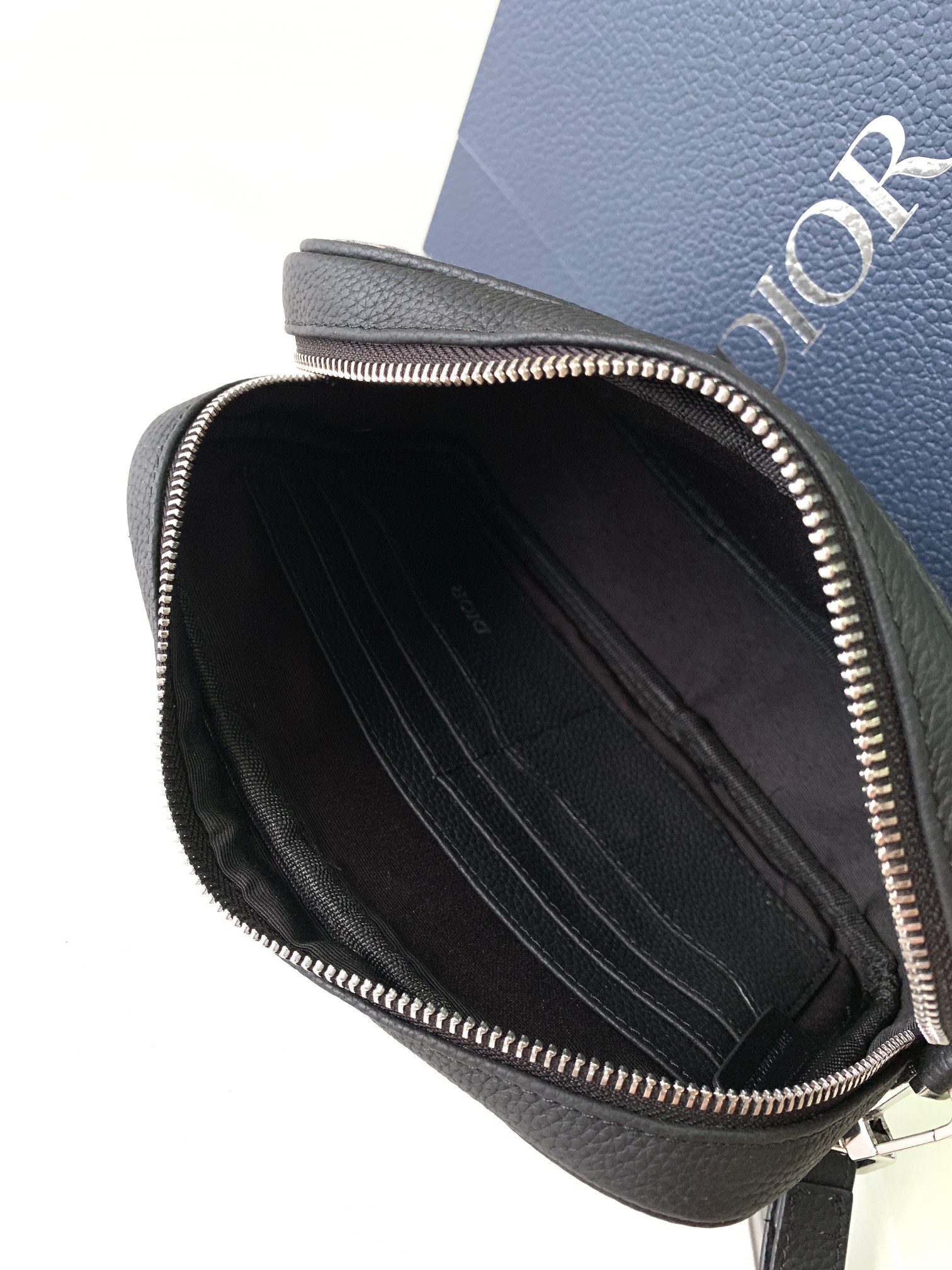 Diro Pouch-24 x 15.5 x 5.5CM Diro Pouch-24 x 15.5 x 5.5CM