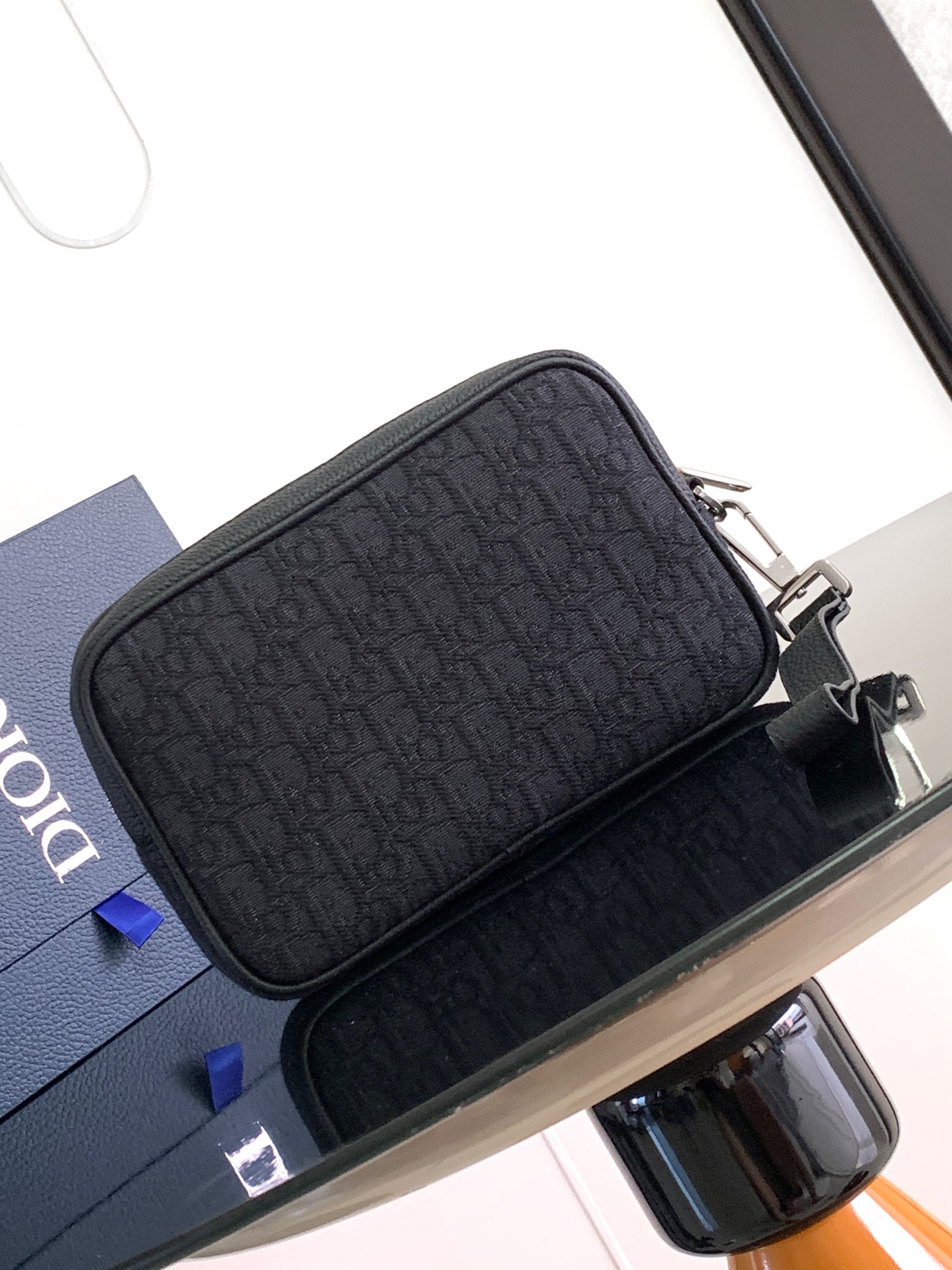 Diro Pouch-24 x 15.5 x 5.5CM Diro Pouch-24 x 15.5 x 5.5CM