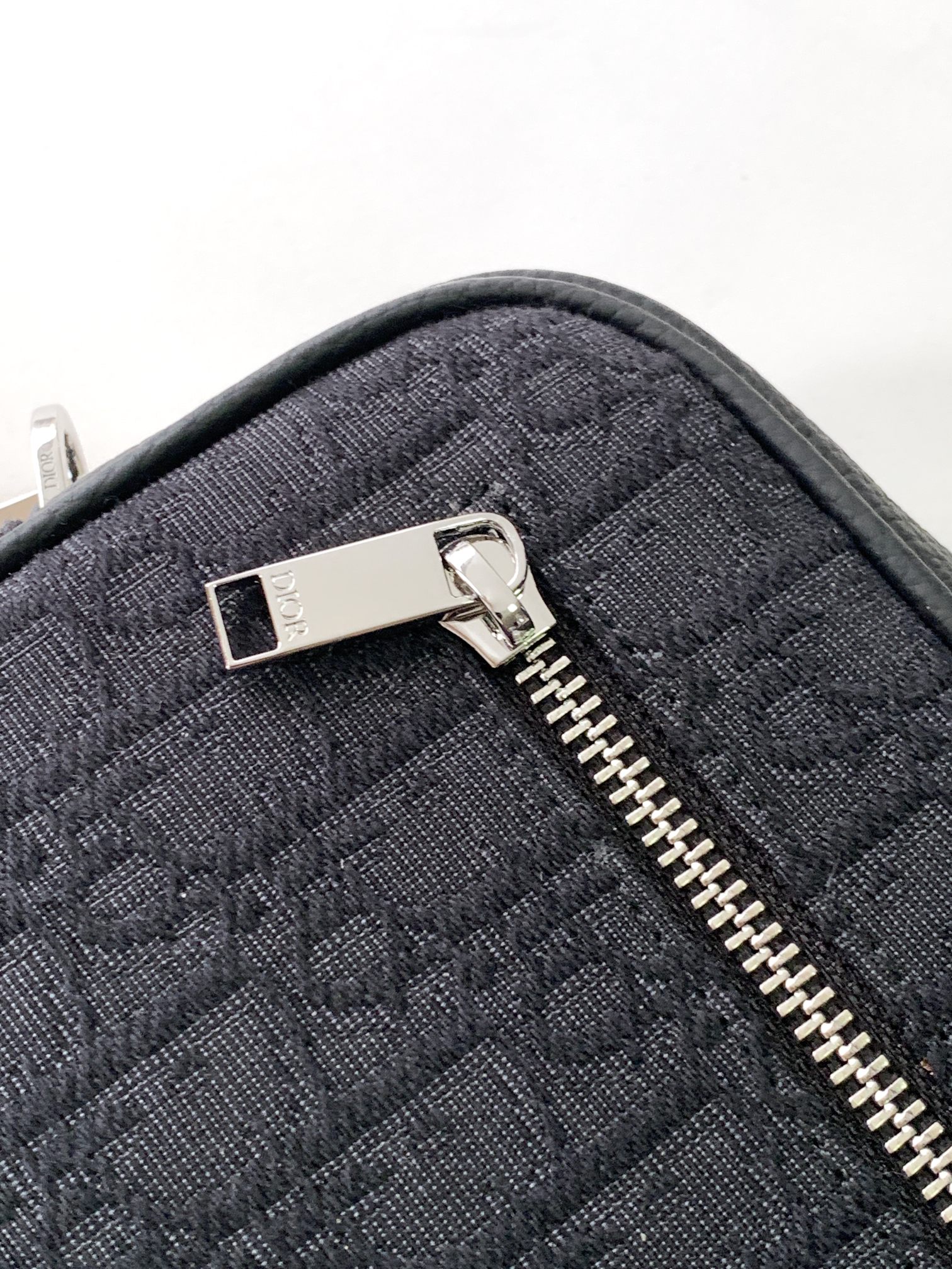 Diro Pouch-24 x 15.5 x 5.5CM Diro Pouch-24 x 15.5 x 5.5CM