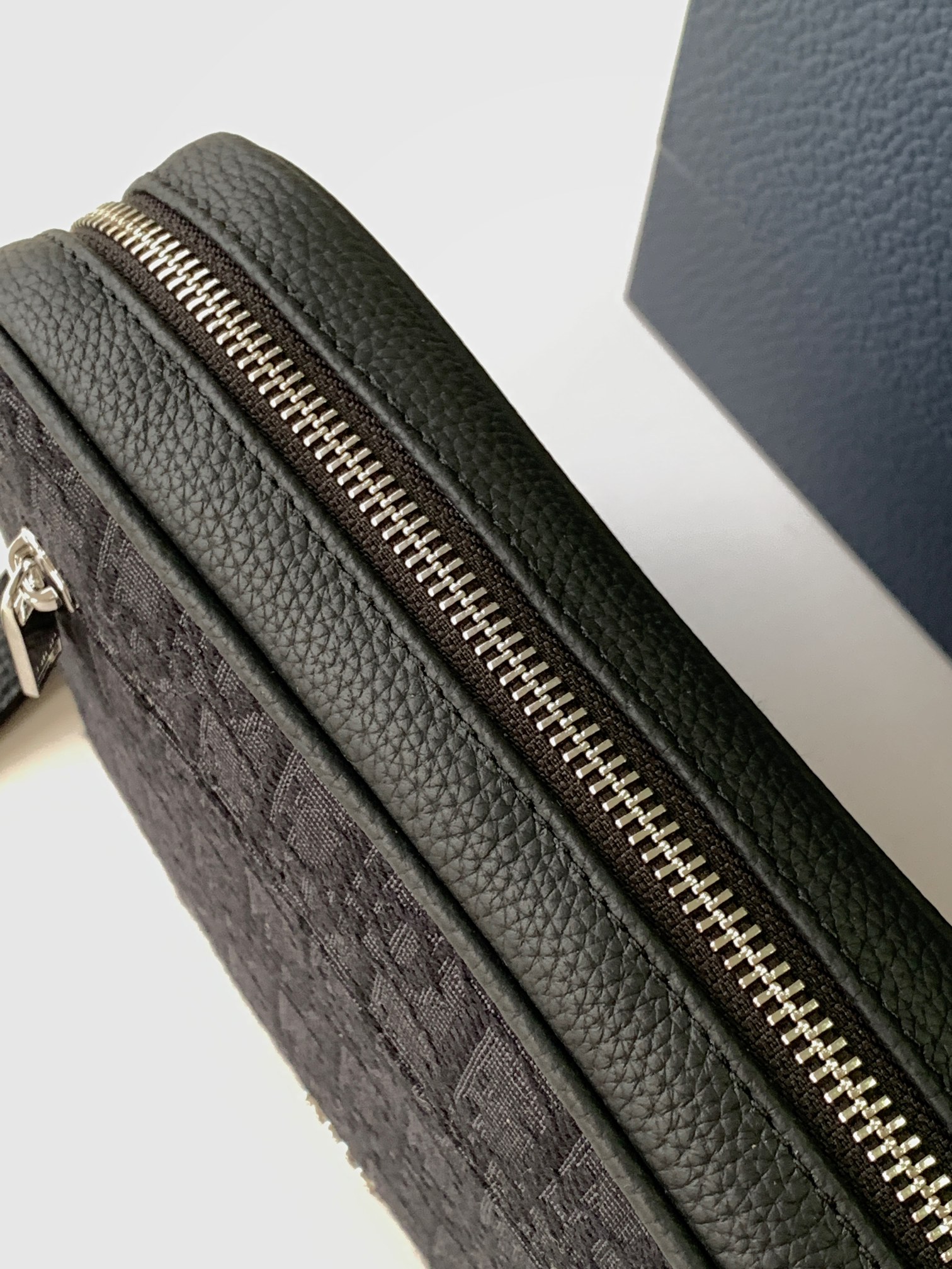 Diro Pouch-24 x 15.5 x 5.5CM Diro Pouch-24 x 15.5 x 5.5CM