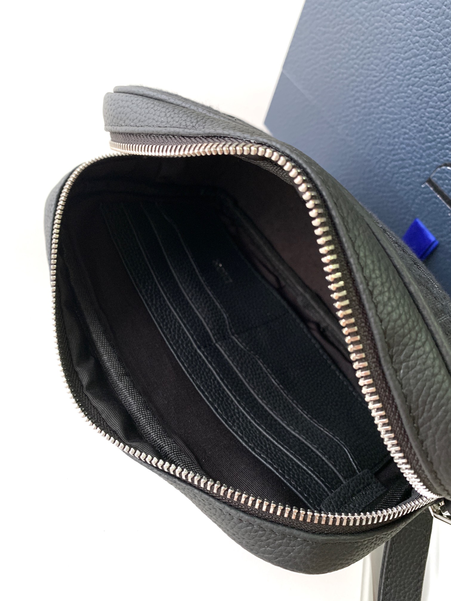 Diro Pouch-24 x 15.5 x 5.5CM Diro Pouch-24 x 15.5 x 5.5CM
