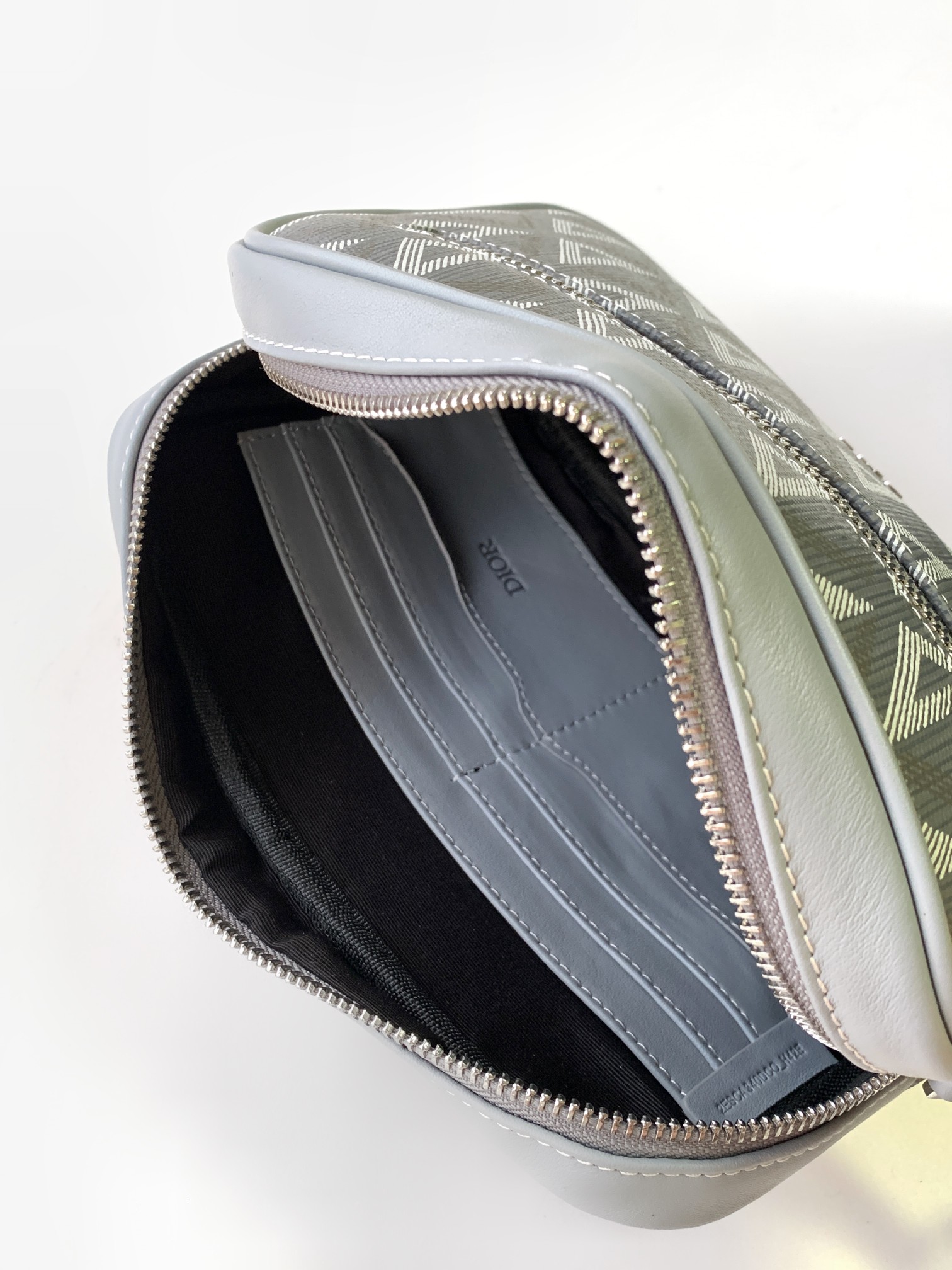 Diro Pouch-24 x 15.5 x 5.5CM Diro Pouch-24 x 15.5 x 5.5CM