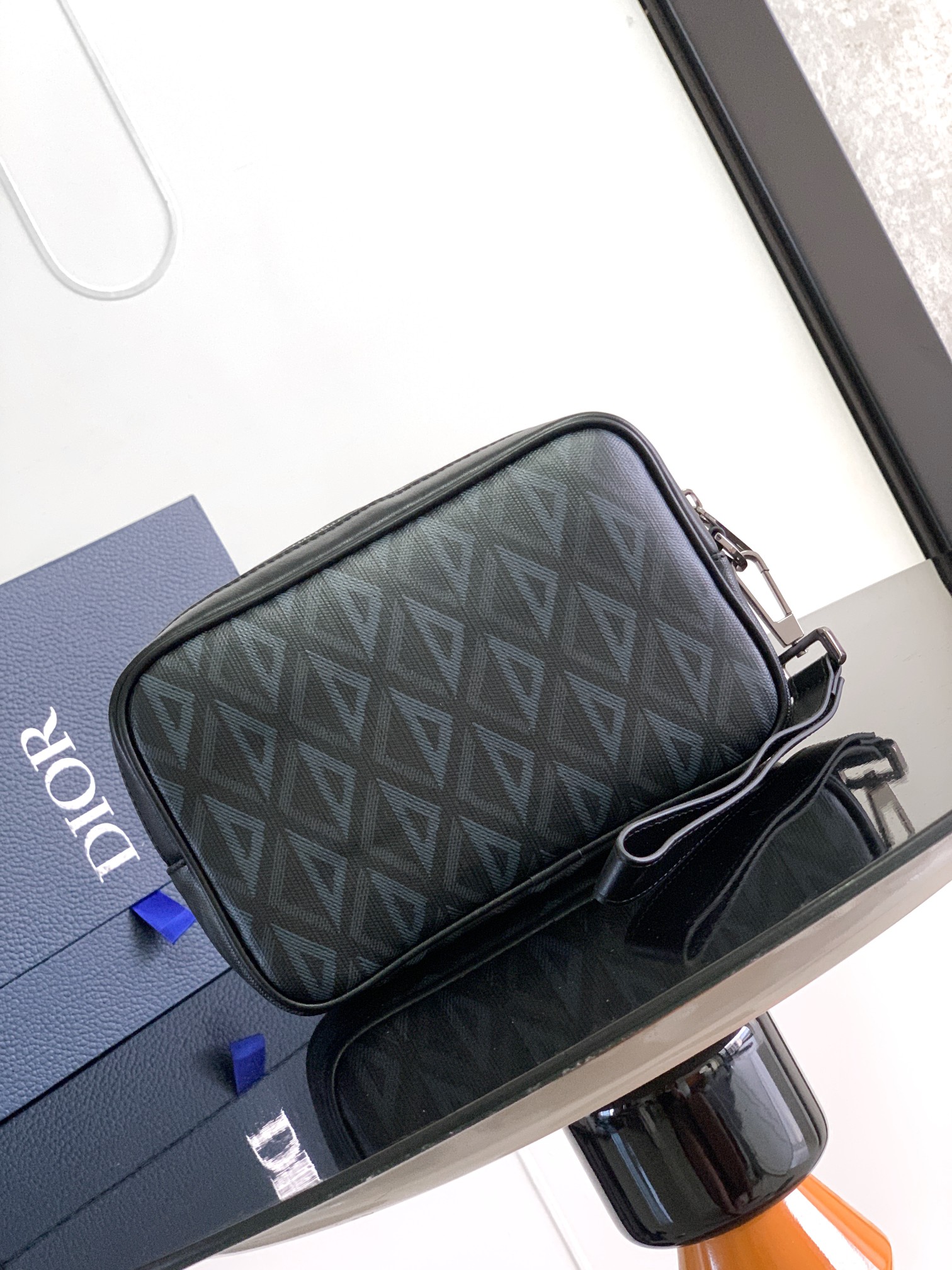 Diro Pouch-24 x 15.5 x 5.5CM Diro Pouch-24 x 15.5 x 5.5CM