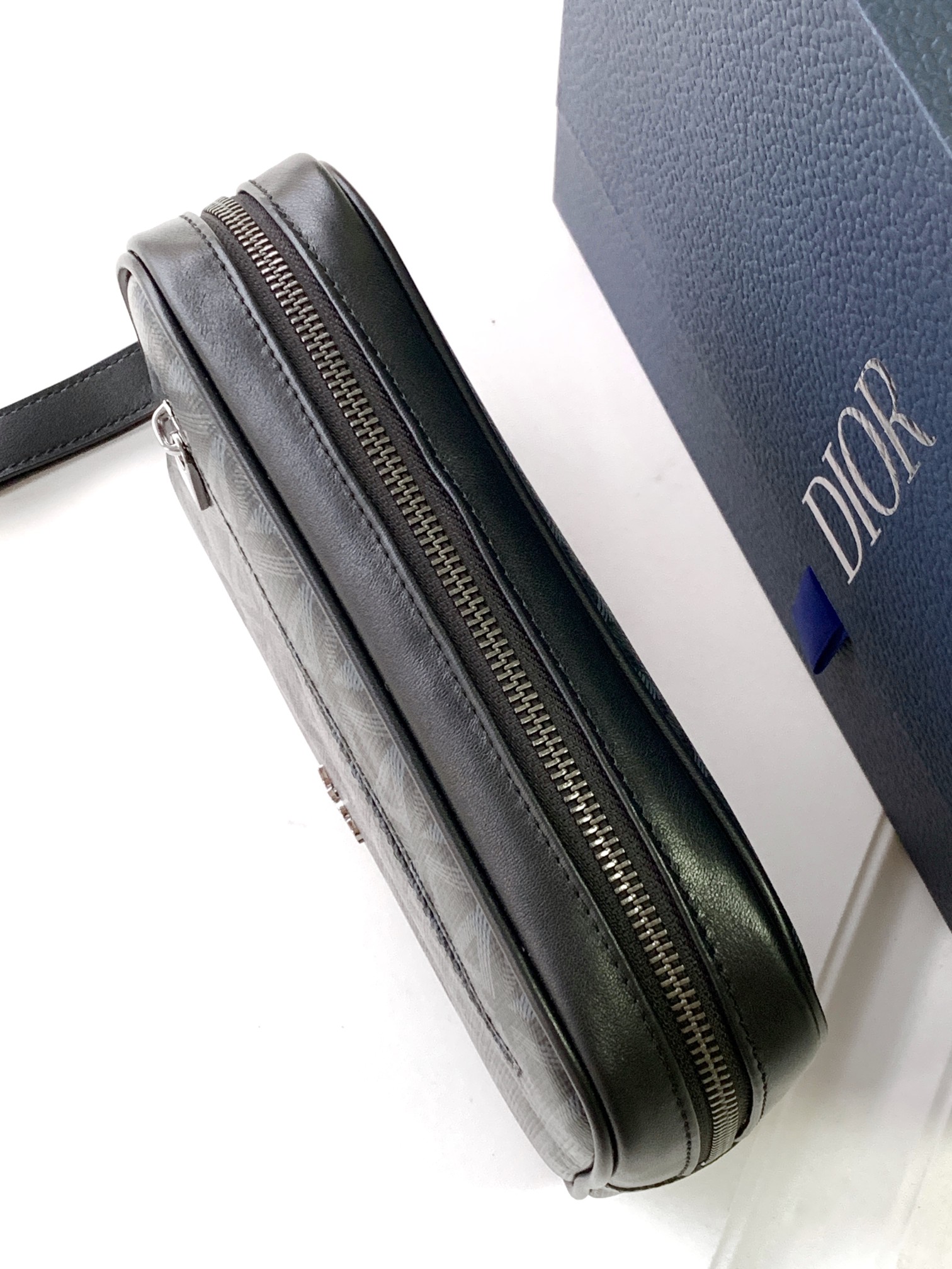 Diro Pouch-24 x 15.5 x 5.5CM Diro Pouch-24 x 15.5 x 5.5CM
