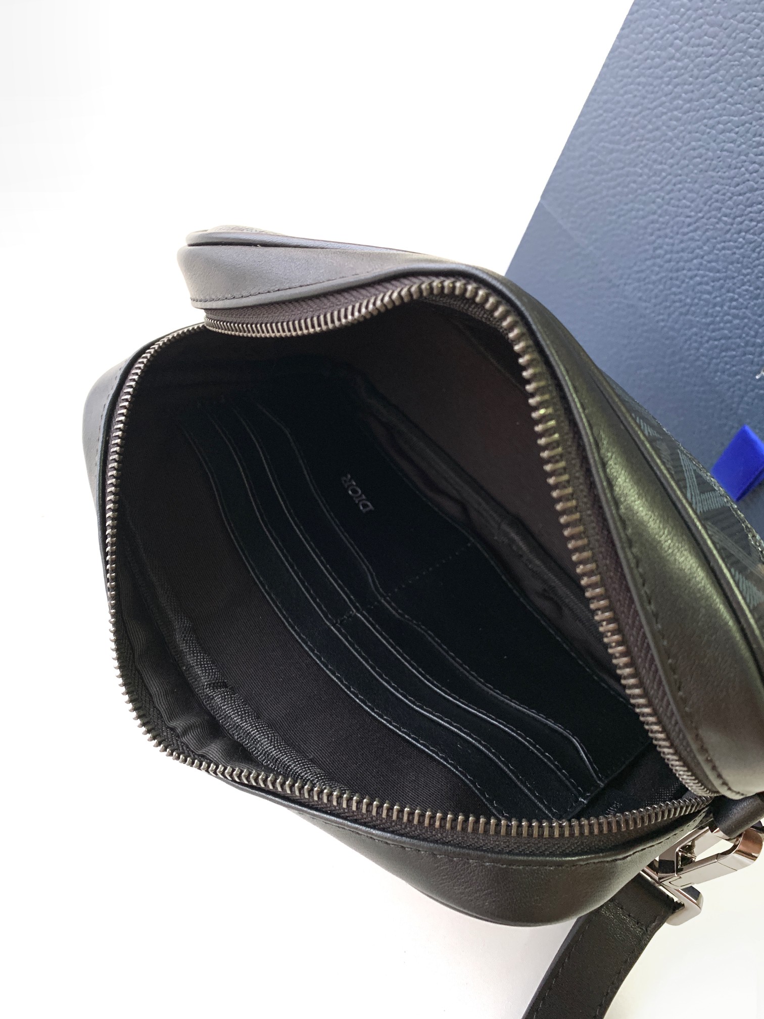 Diro Pouch-24 x 15.5 x 5.5CM Diro Pouch-24 x 15.5 x 5.5CM