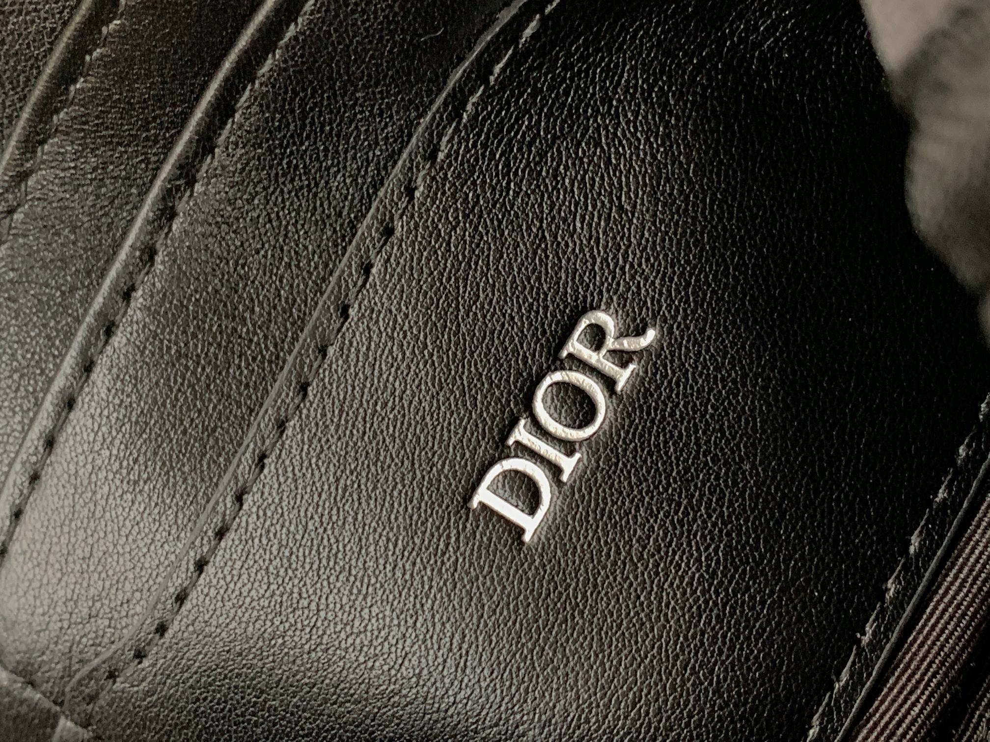 Diro Pouch-24 x 15.5 x 5.5CM Diro Pouch-24 x 15.5 x 5.5CM