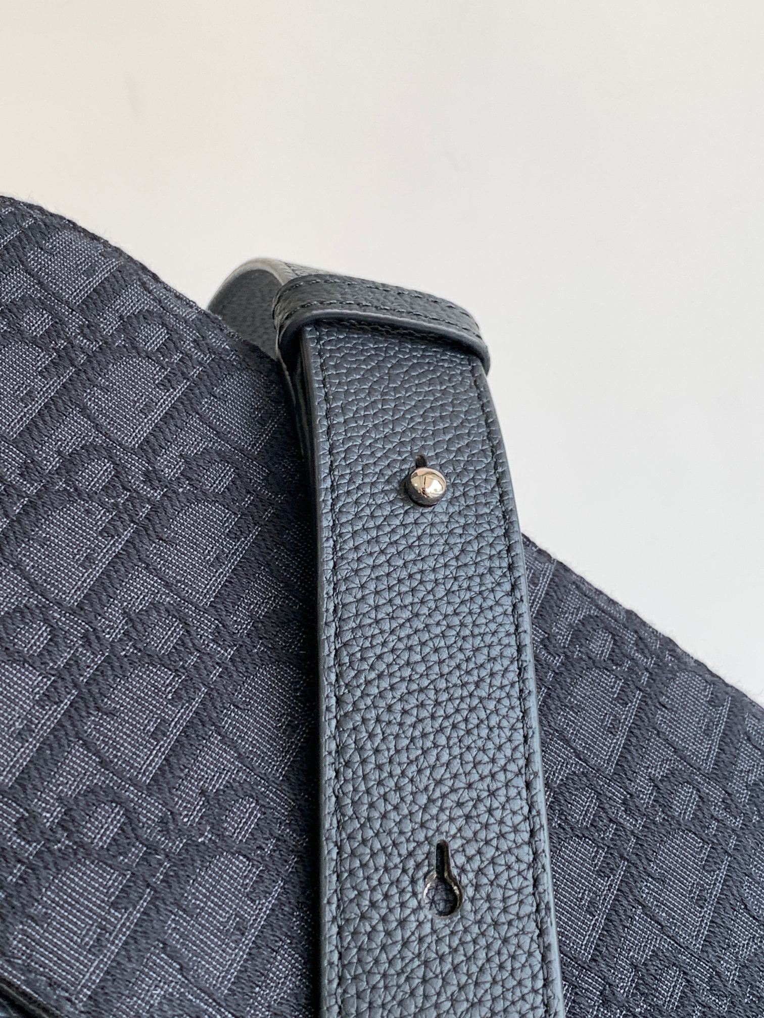 Diro Saddle Messenger Bag-23 x 18 x 6CM