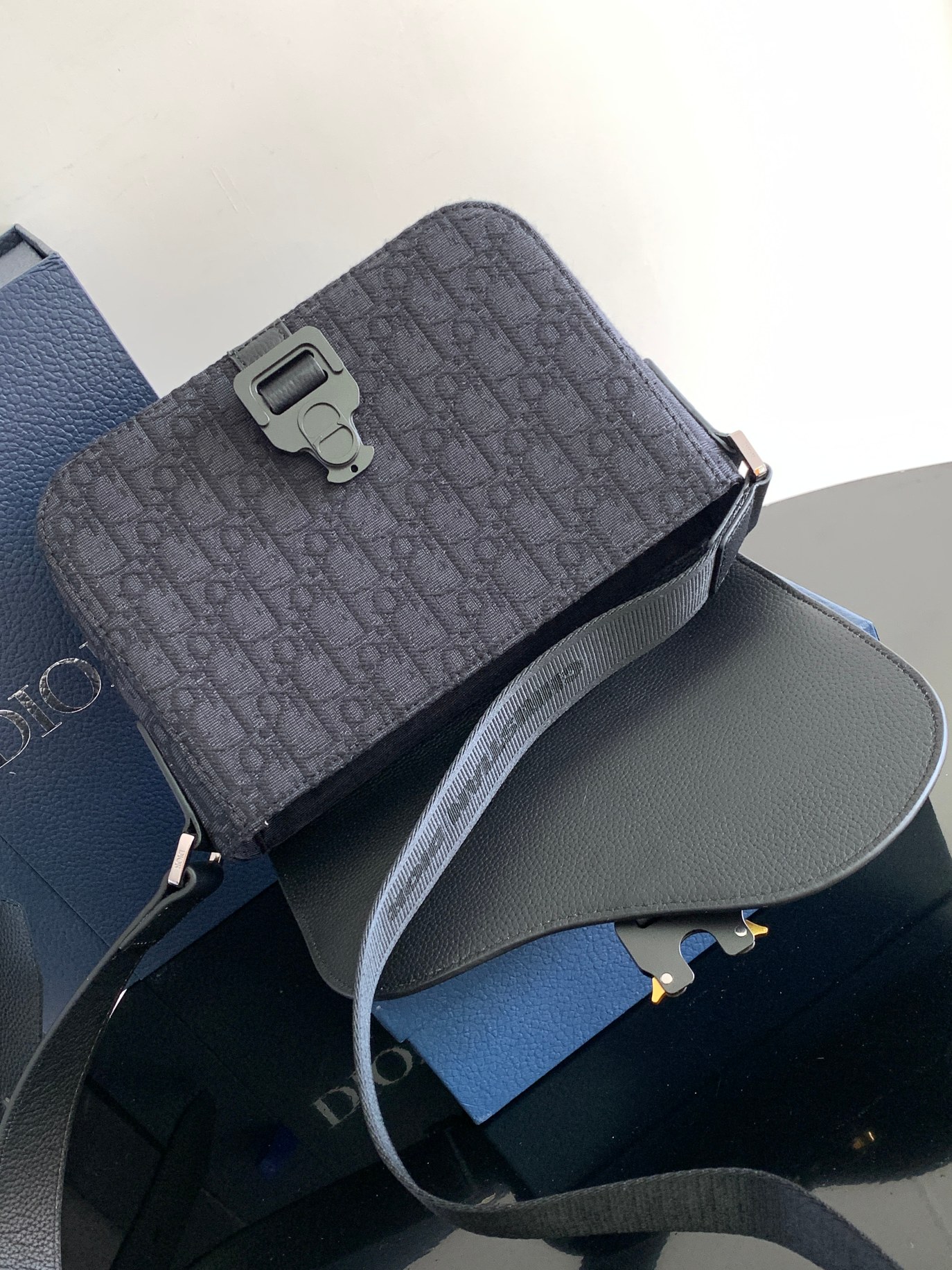 Diro Saddle Messenger Bag-23 x 18 x 6CM