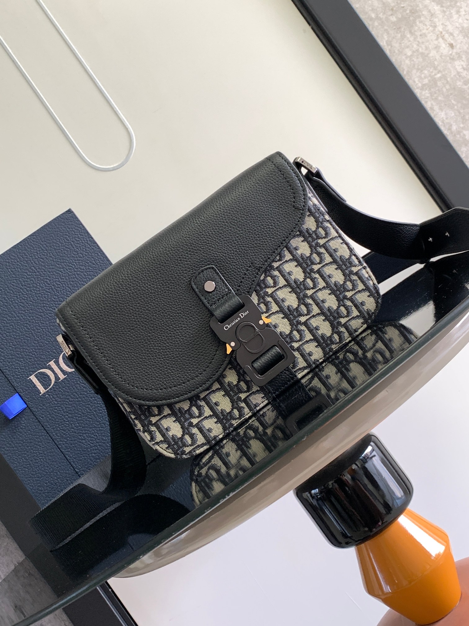Diro Saddle Messenger Bag-23 x 18 x 6CM