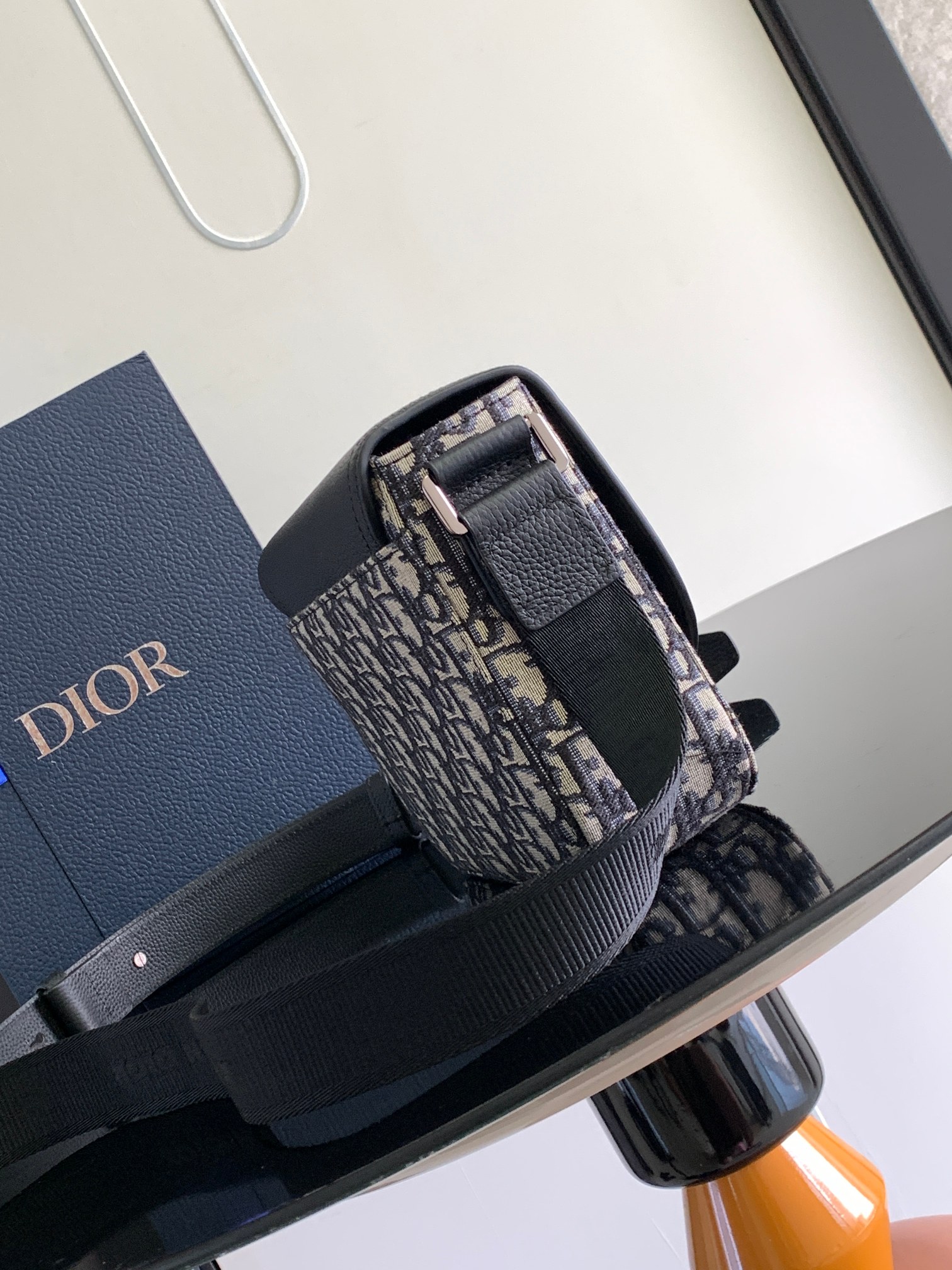 Diro Saddle Messenger Bag-23 x 18 x 6CM