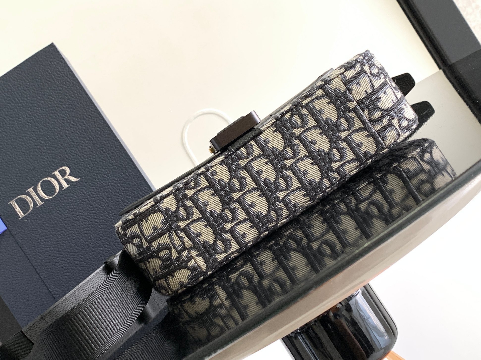 Diro Saddle Messenger Bag-23 x 18 x 6CM