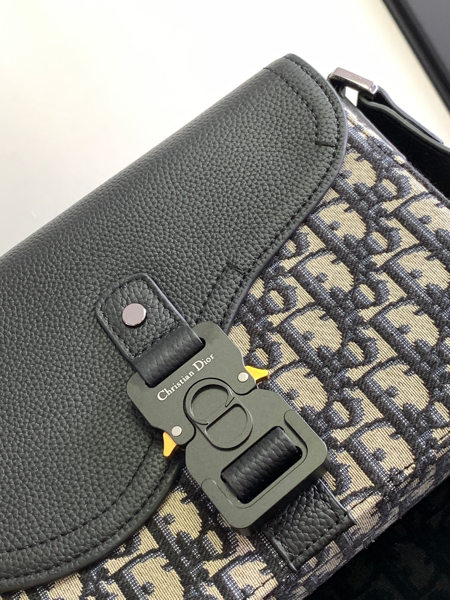 Diro Saddle Messenger Bag-23 x 18 x 6CM