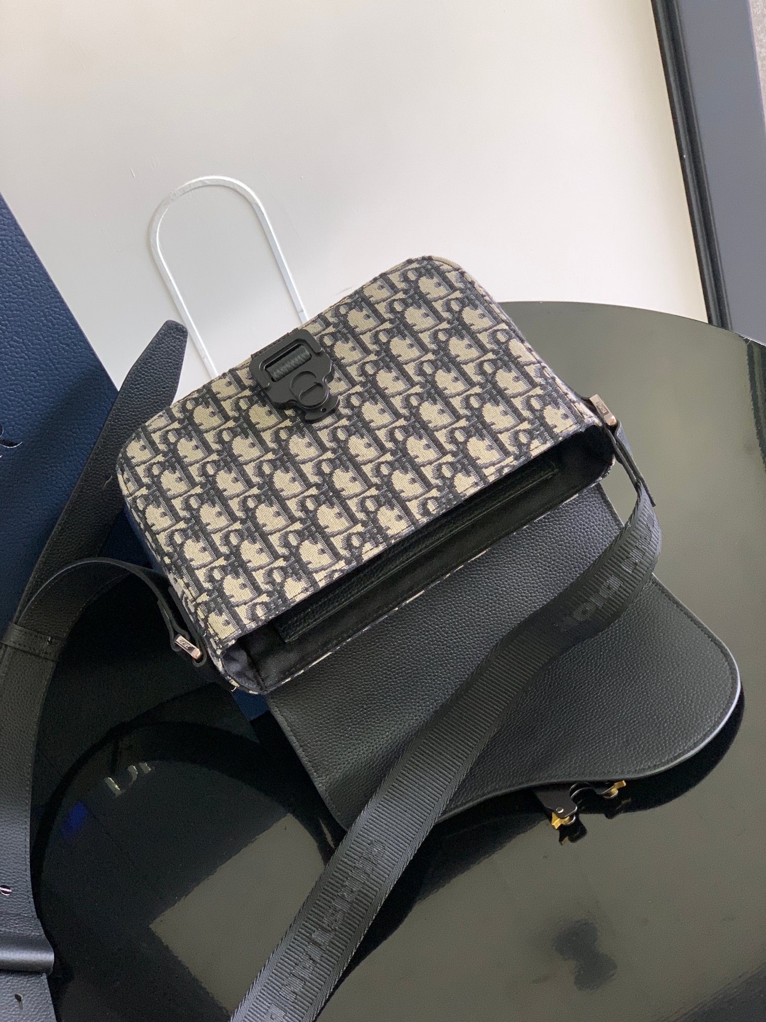 Diro Saddle Messenger Bag-23 x 18 x 6CM