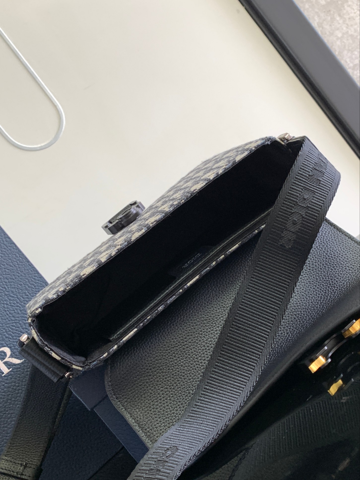 Diro Saddle Messenger Bag-23 x 18 x 6CM