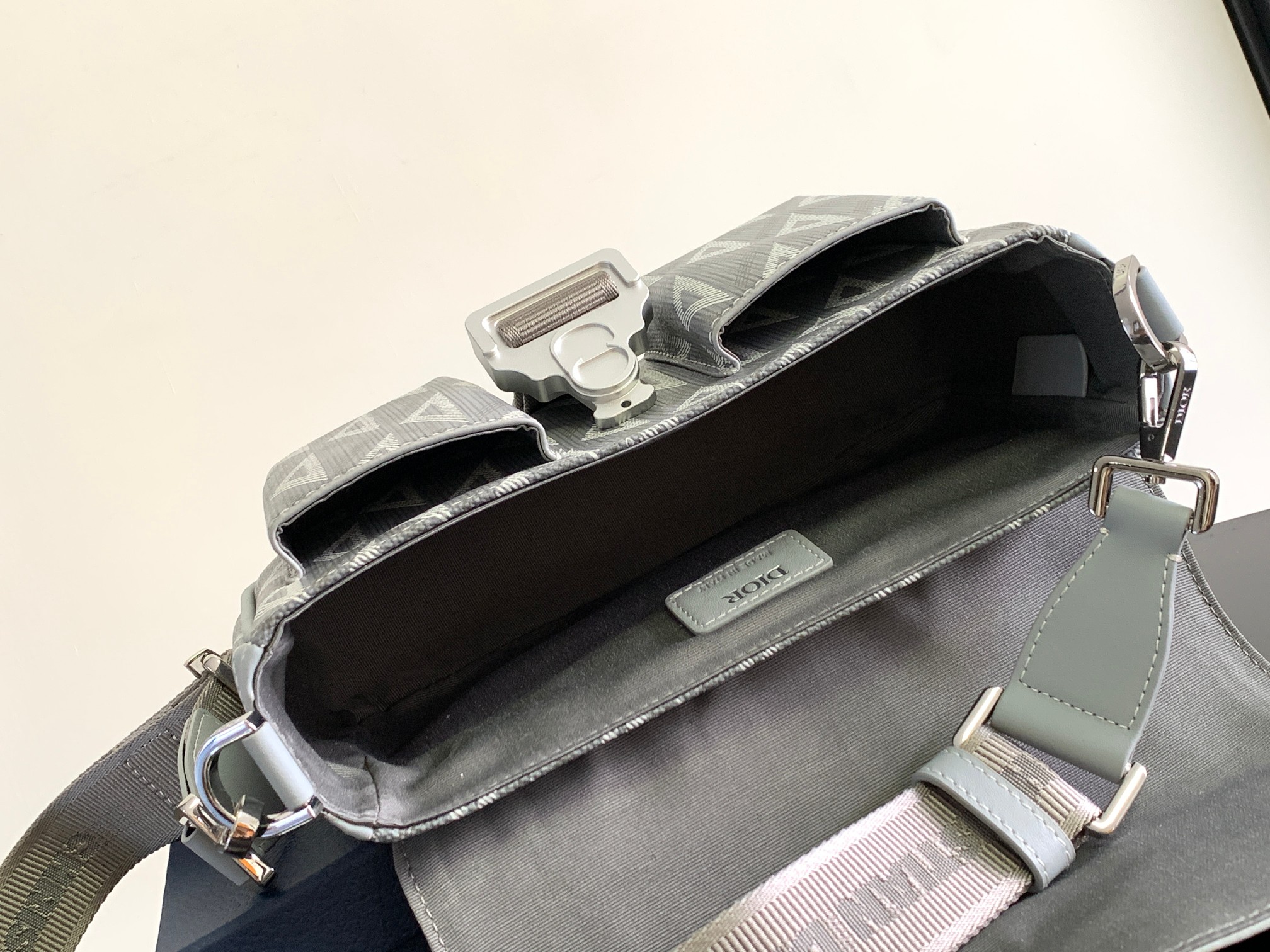 Diro Hit The Road Handbags-27 x 17 x 9CM