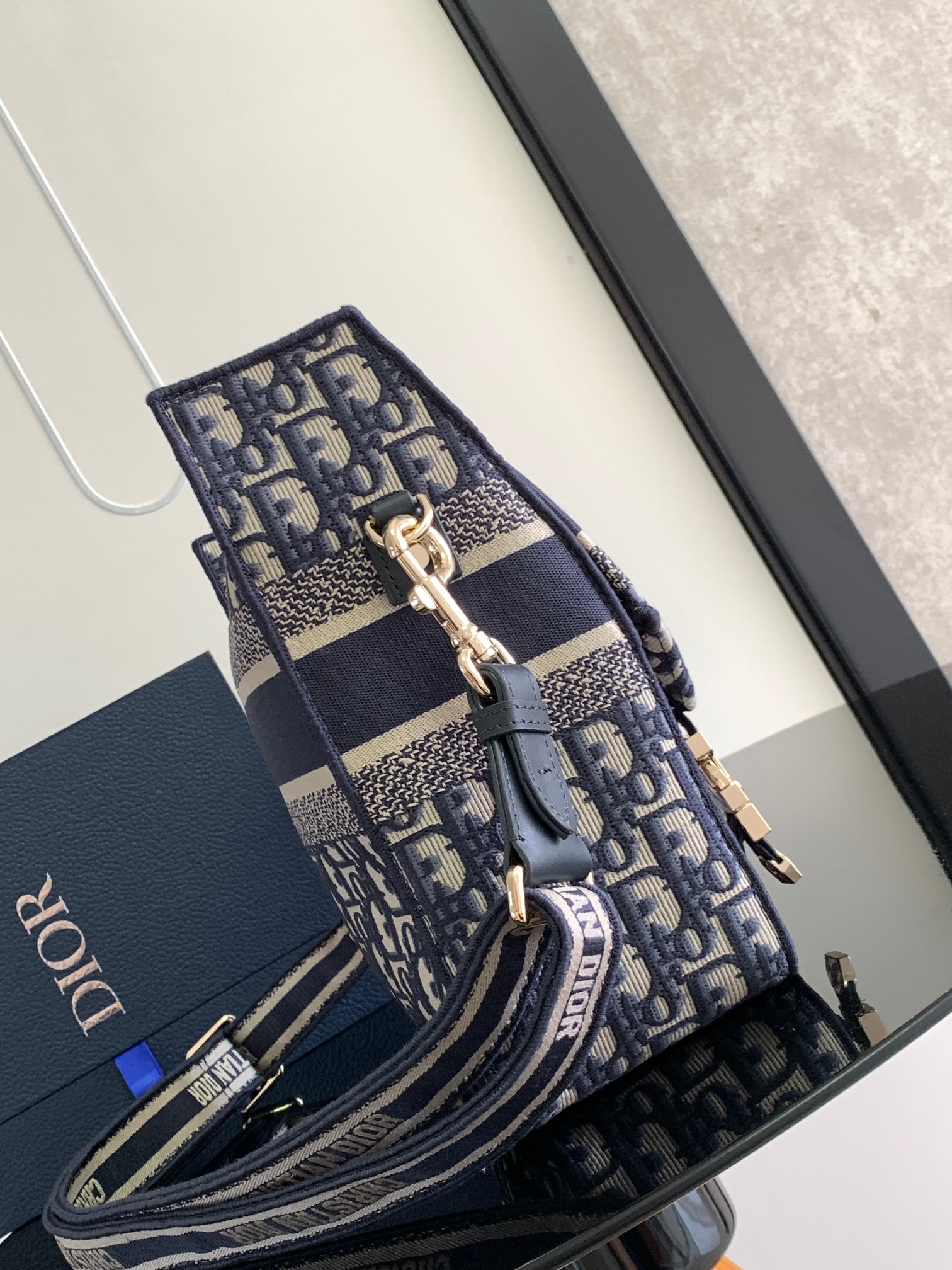 Diro Oblique Messenger Bag-28×24×12CM