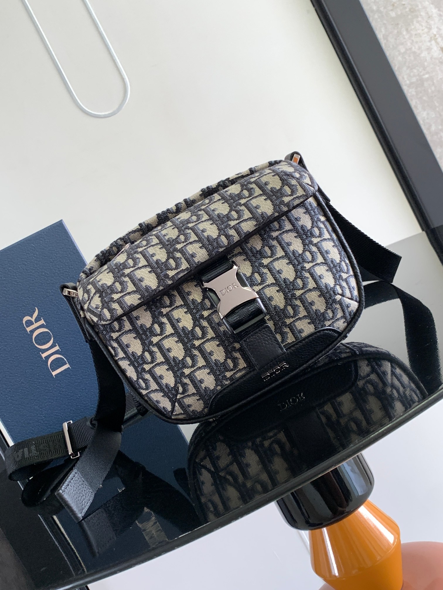 Diro Explorer Crossbody Bag-20 x 15 x 5CM
