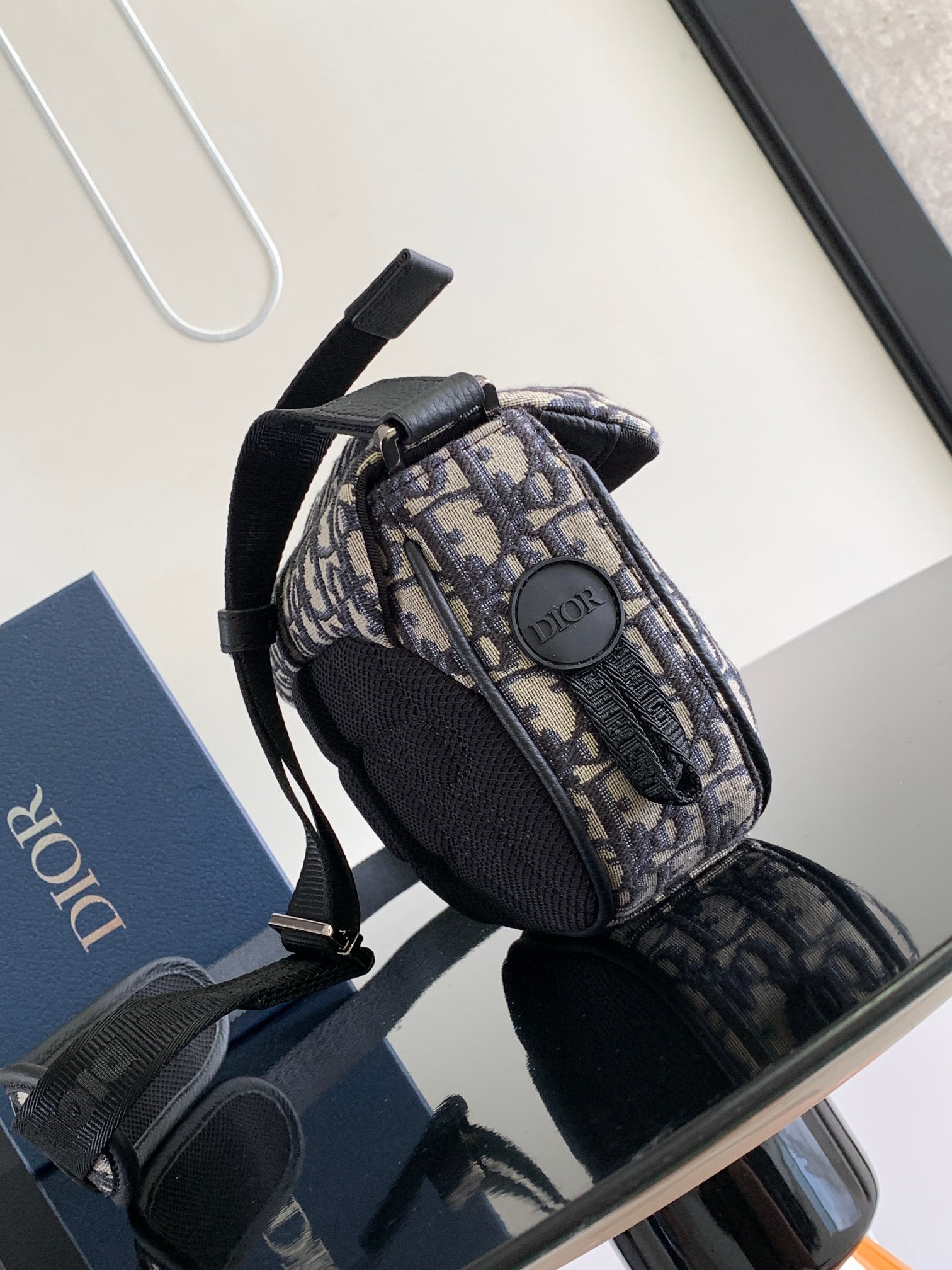 Diro Explorer Crossbody Bag-20 x 15 x 5CM