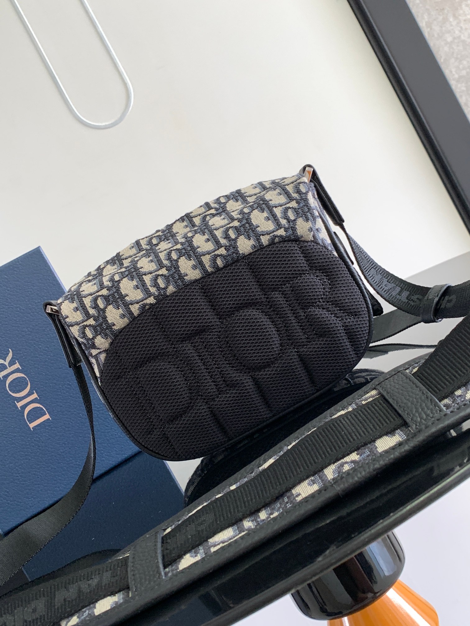 Diro Explorer Crossbody Bag-20 x 15 x 5CM