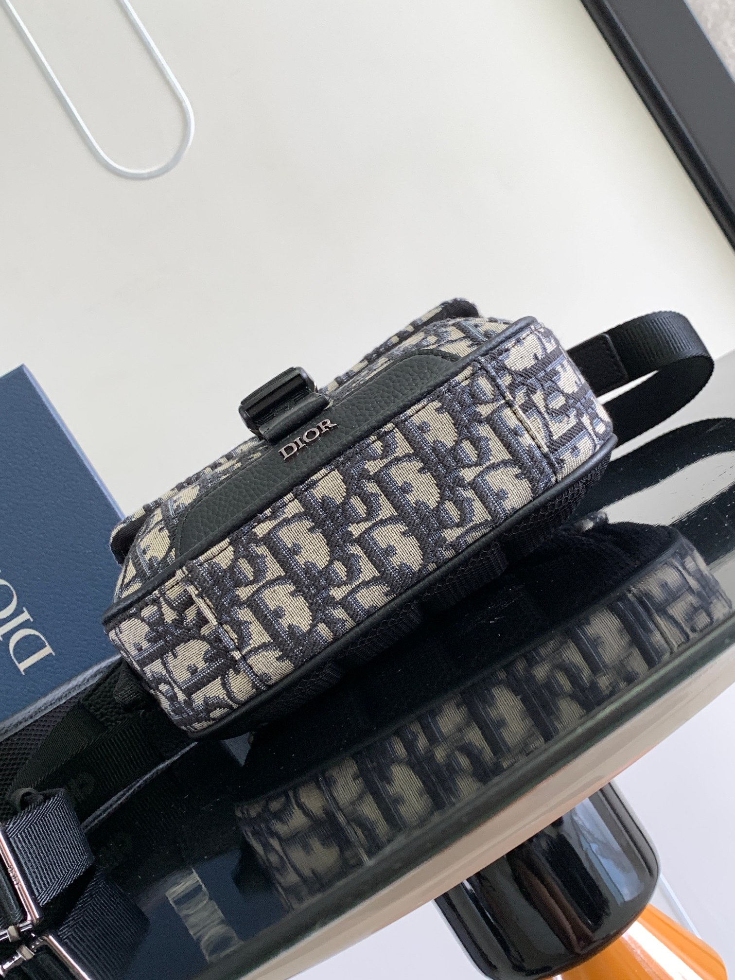 Diro Explorer Crossbody Bag-20 x 15 x 5CM