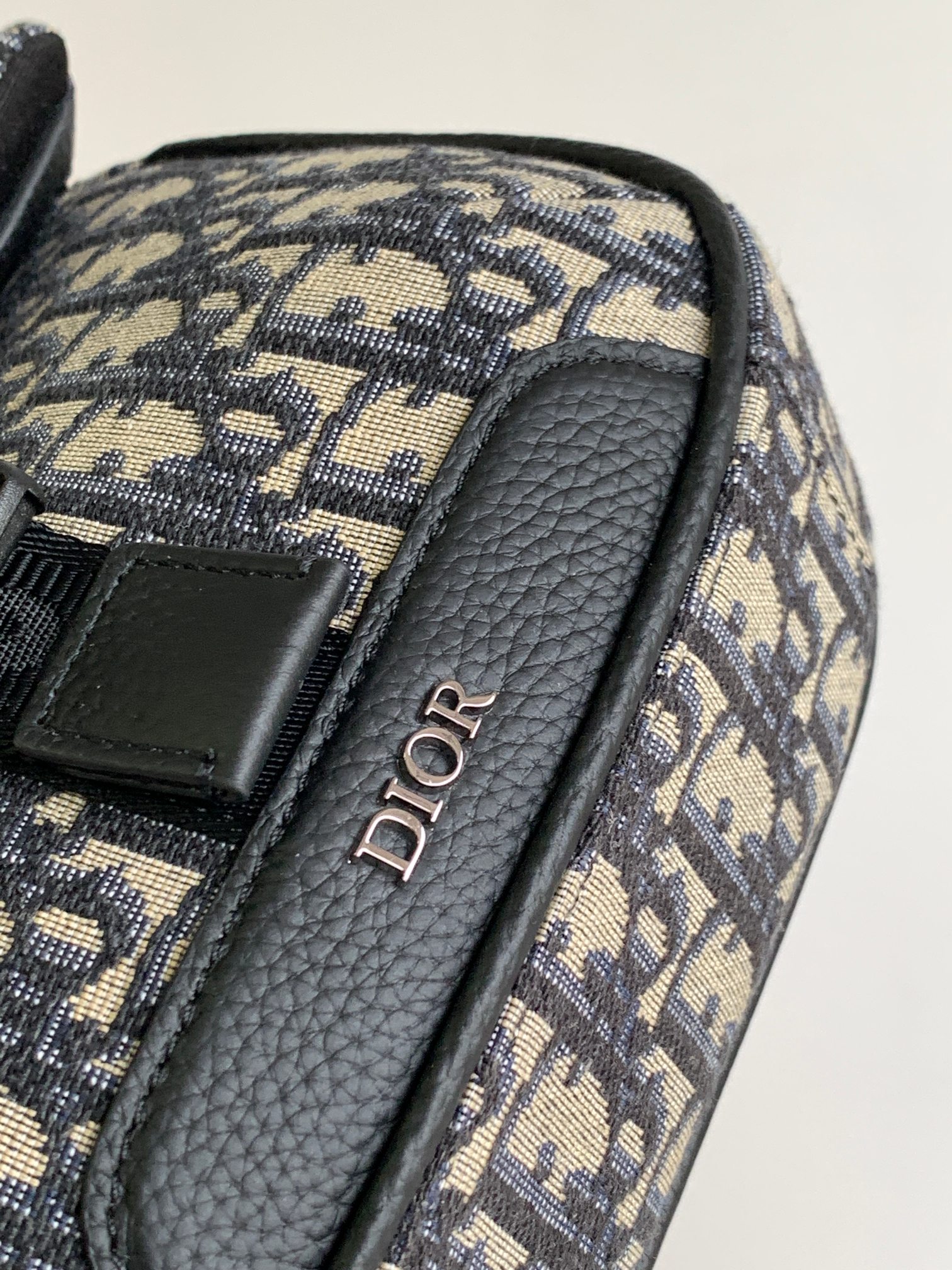 Diro Explorer Crossbody Bag-20 x 15 x 5CM
