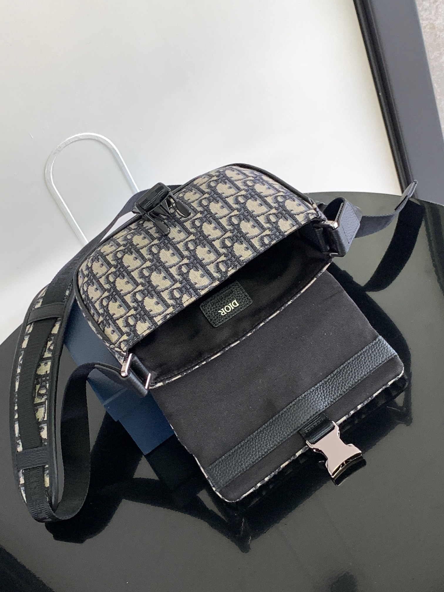 Diro Explorer Crossbody Bag-20 x 15 x 5CM