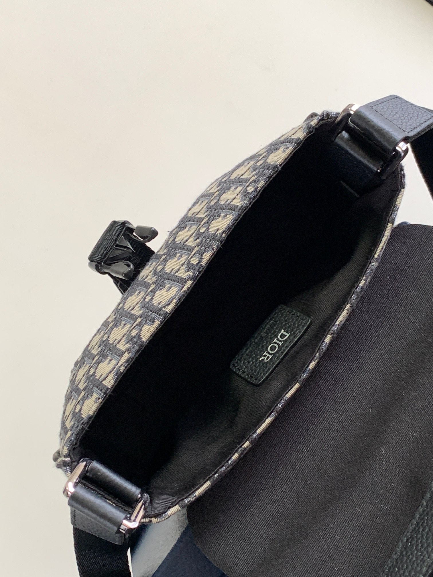 Diro Explorer Crossbody Bag-20 x 15 x 5CM