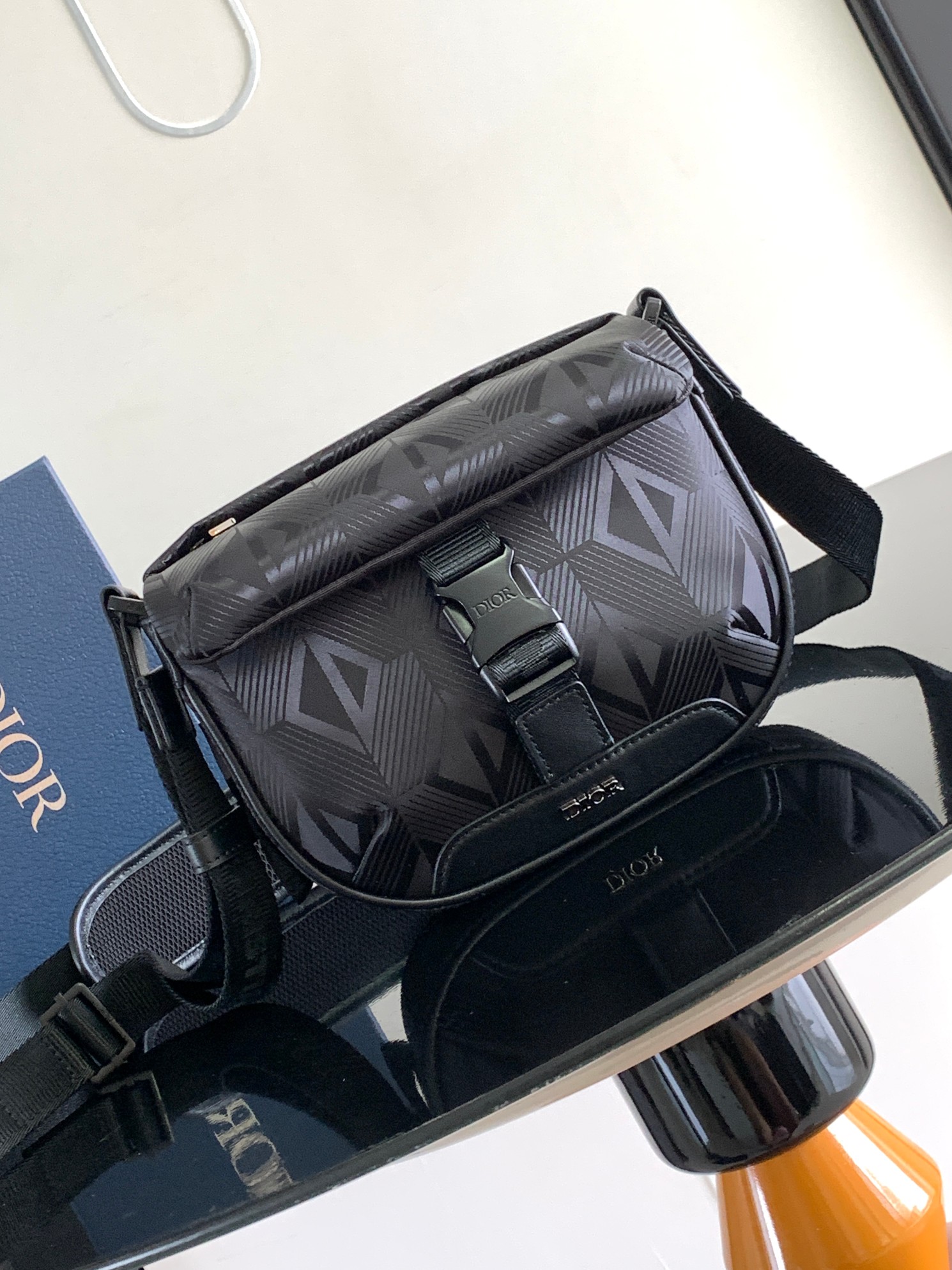 Diro Explorer Crossbody Bag-20 x 15 x 5CM