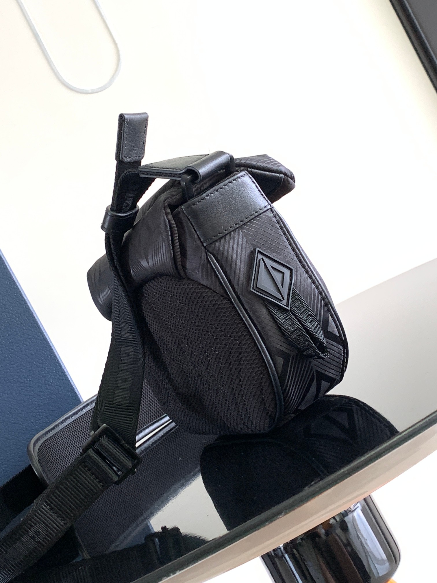 Diro Explorer Crossbody Bag-20 x 15 x 5CM
