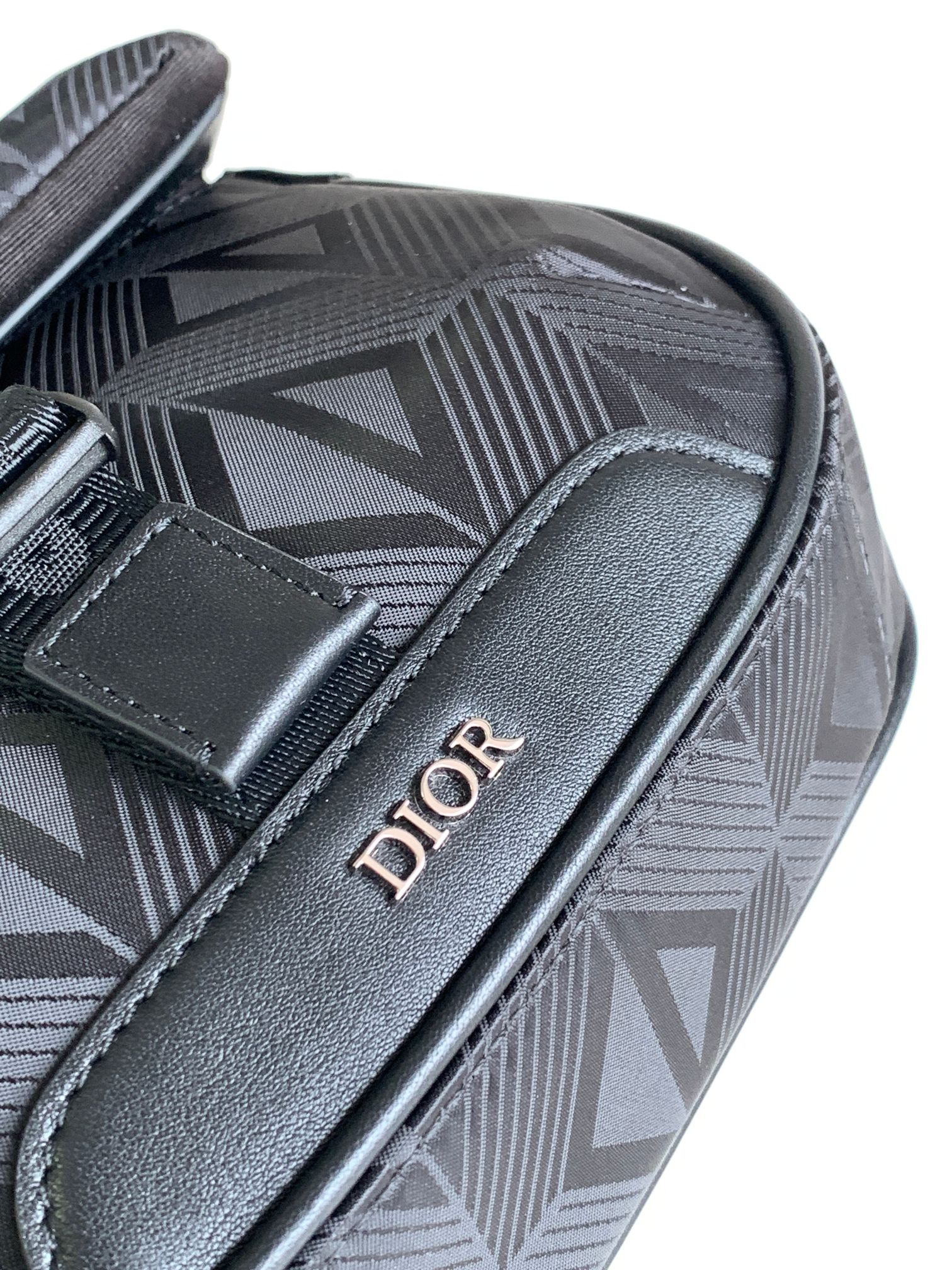 Diro Explorer Crossbody Bag-20 x 15 x 5CM