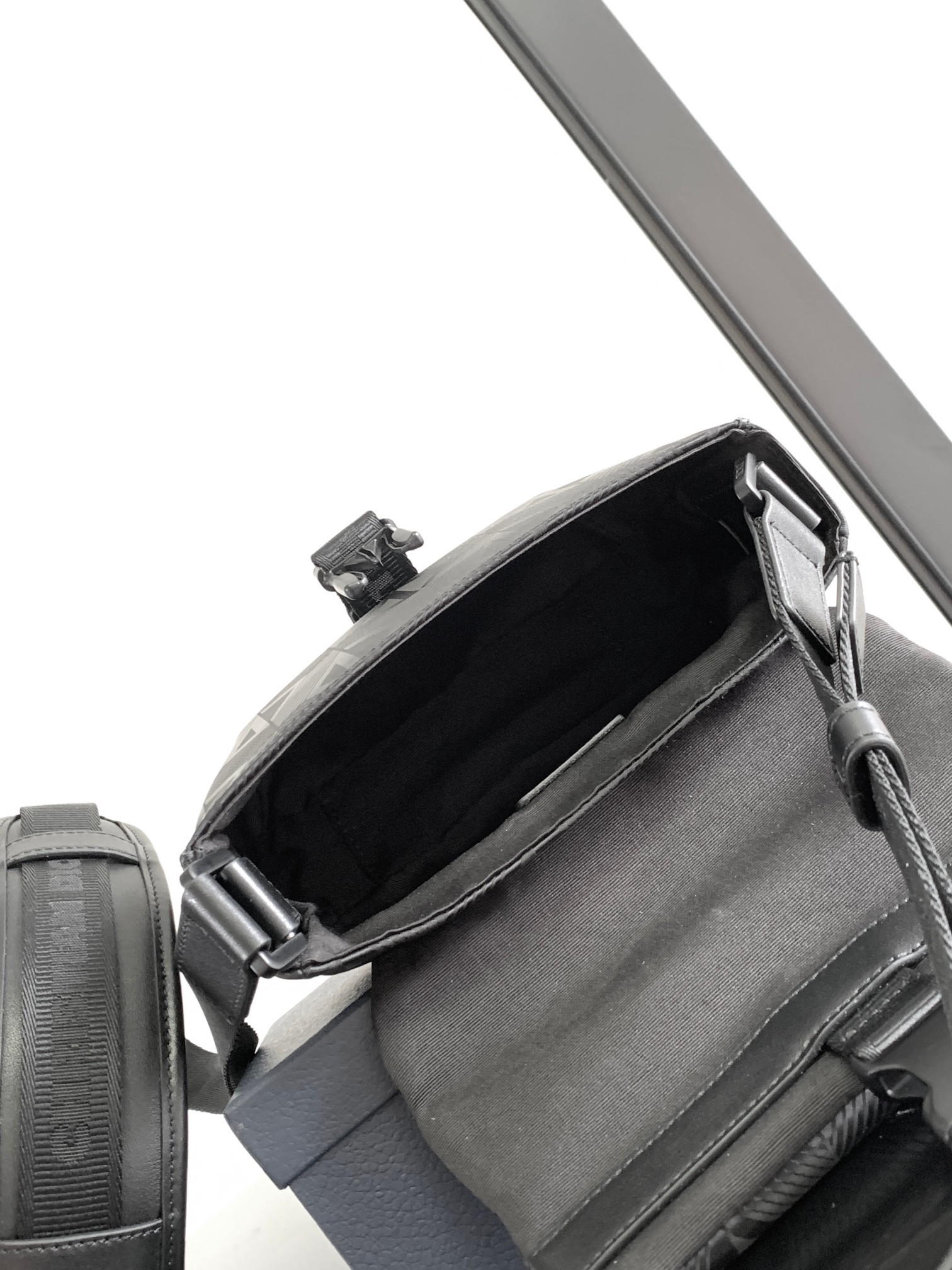 Diro Explorer Crossbody Bag-20 x 15 x 5CM