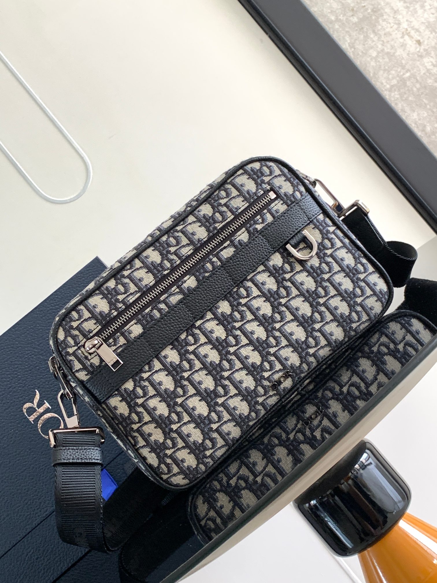 Diro Safari Messenger Bag-26 x 17 x 7CM