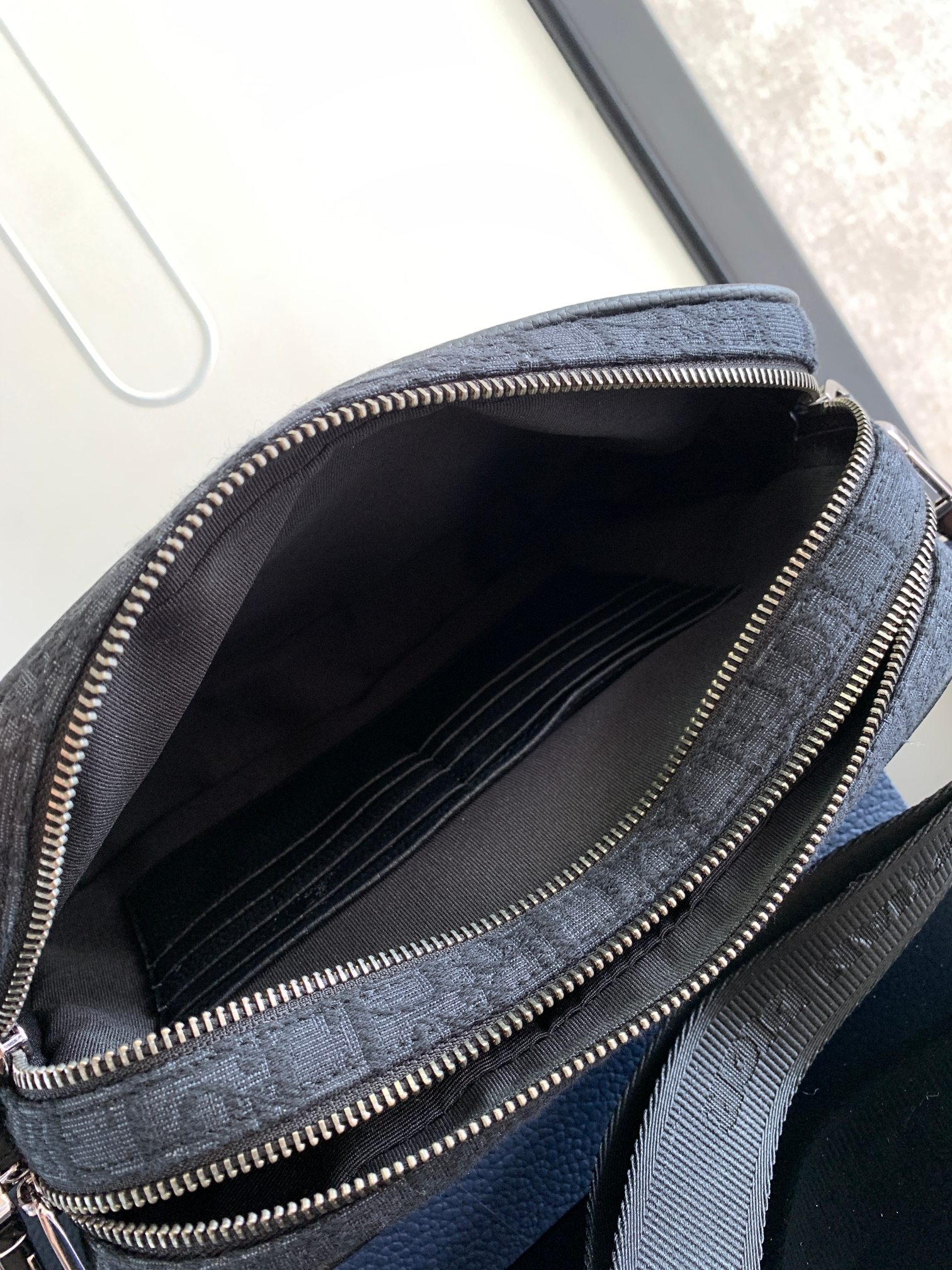 Diro Safari Messenger Bag-26 x 17 x 7CM