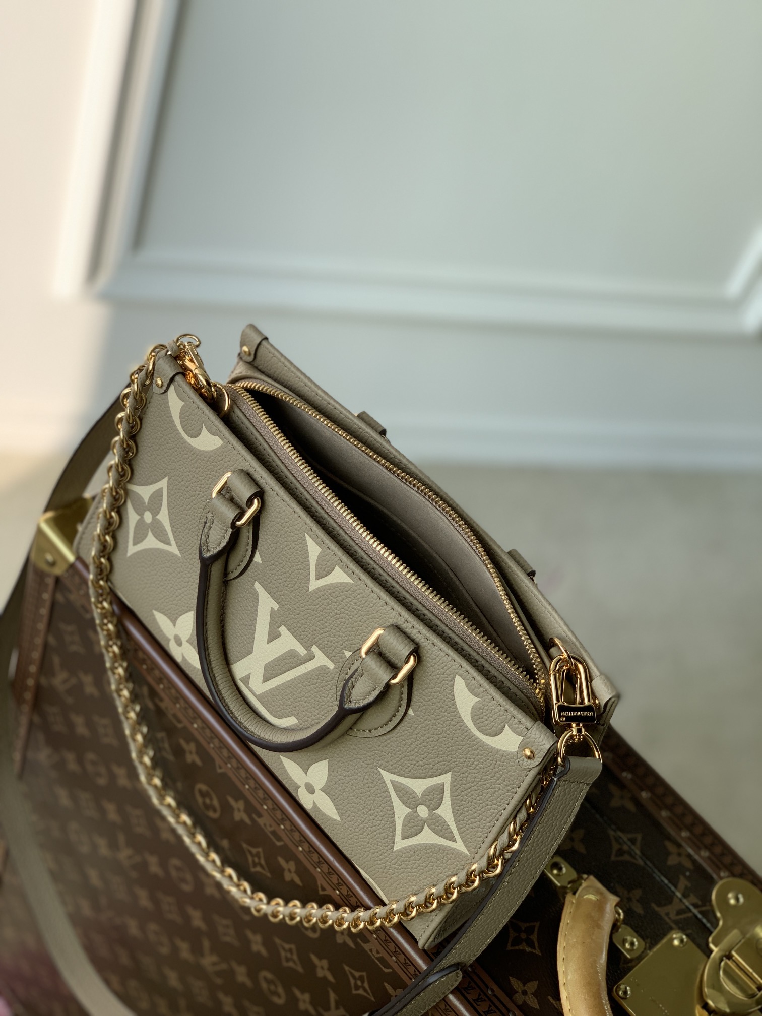 Louis Vuitton OnTheGo East West Handbag-M23640-25*13*10CM